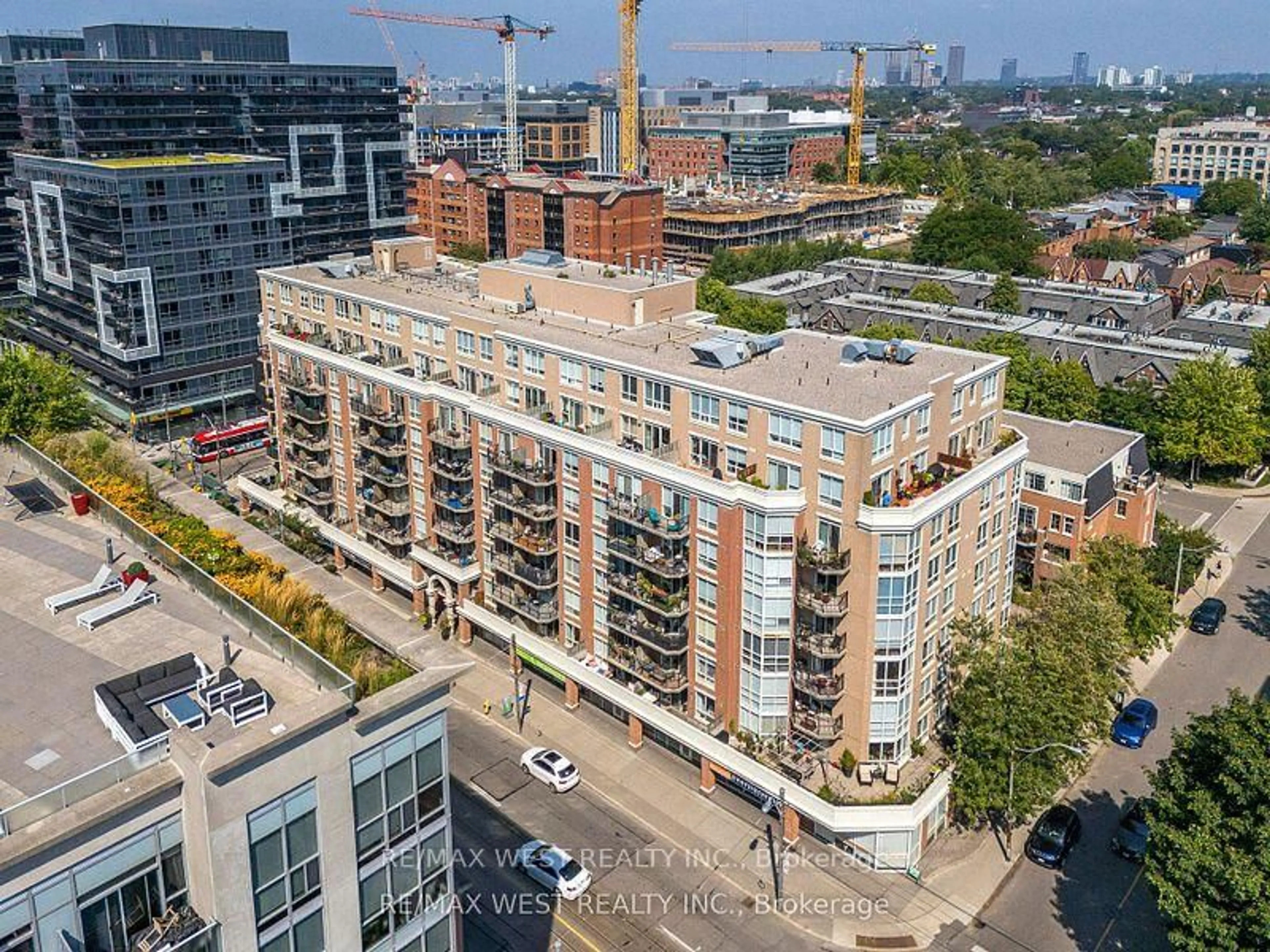 A pic from outside/outdoor area/front of a property/back of a property/a pic from drone, city buildings view from balcony for 1000 King St #209, Toronto Ontario M6K 3N1