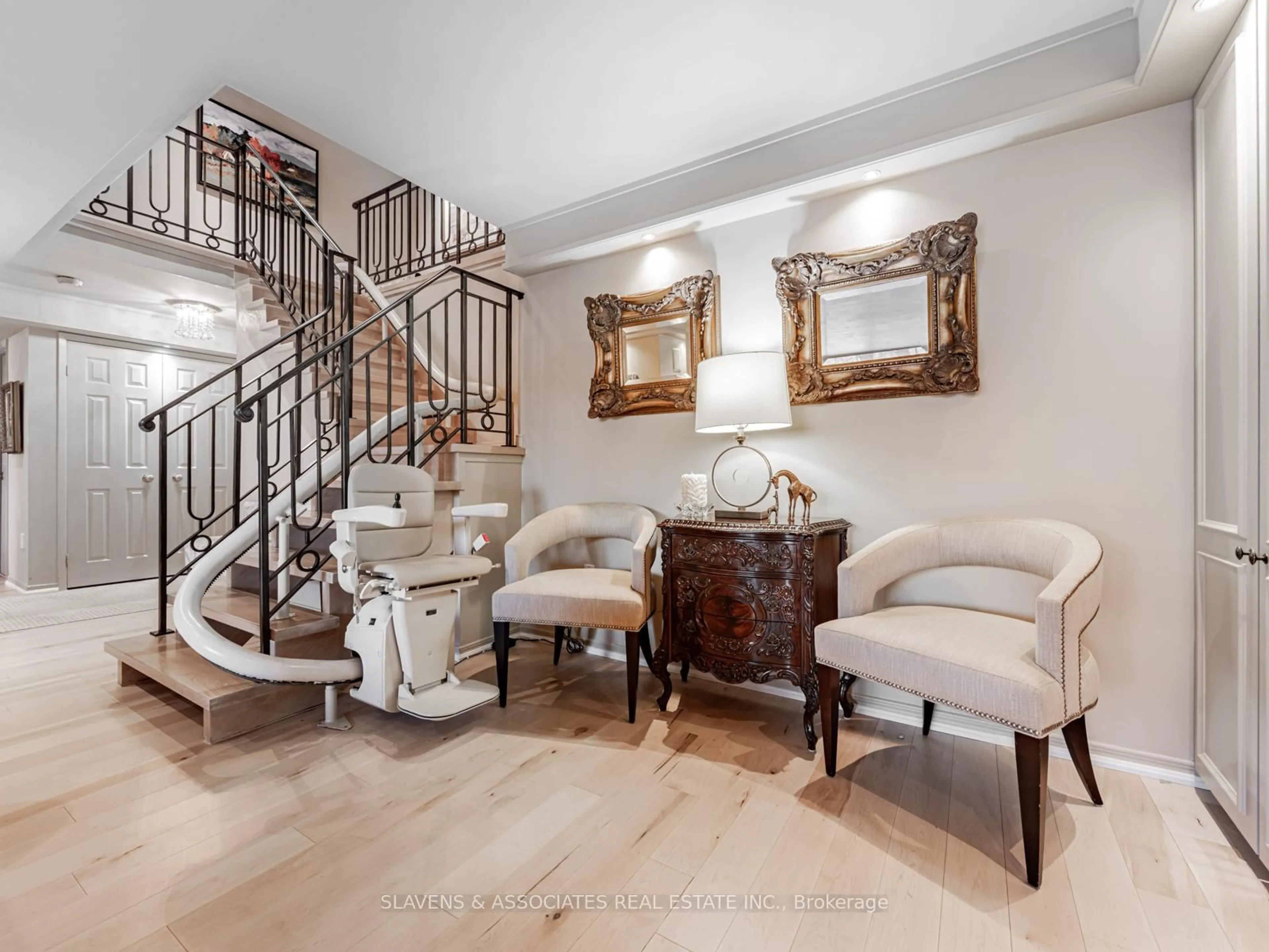 Indoor foyer for 360 Bloor St #106, Toronto Ontario M4W 3M3