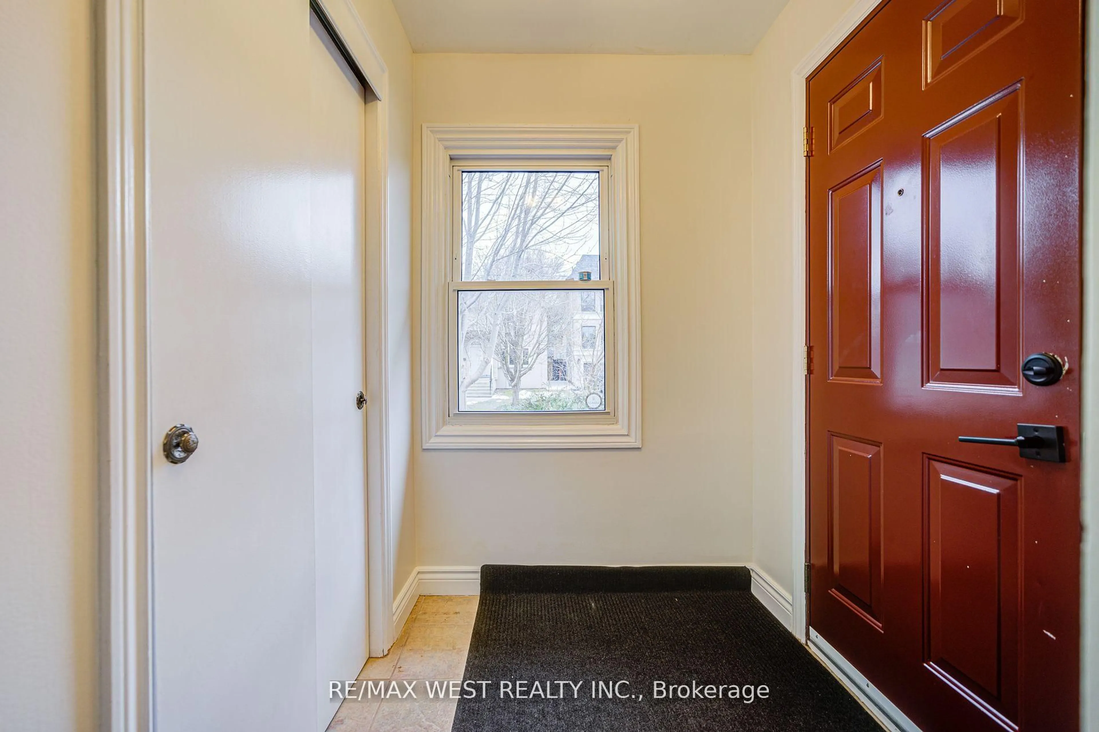 Indoor entryway for 292 Horsham Ave, Toronto Ontario M2R 1G4