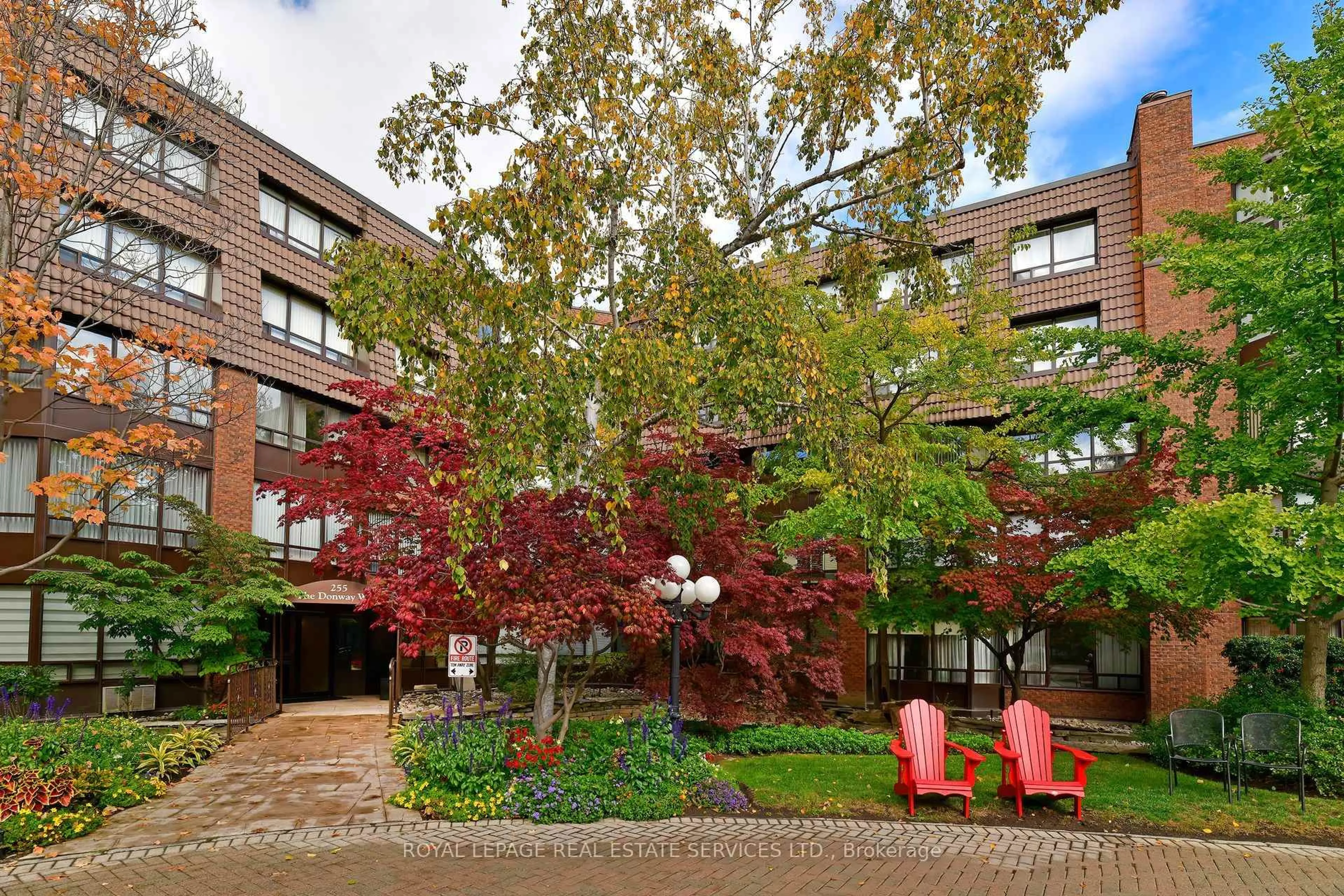 Patio, street for 255 The Donway West #320, Toronto Ontario M3B 3M3