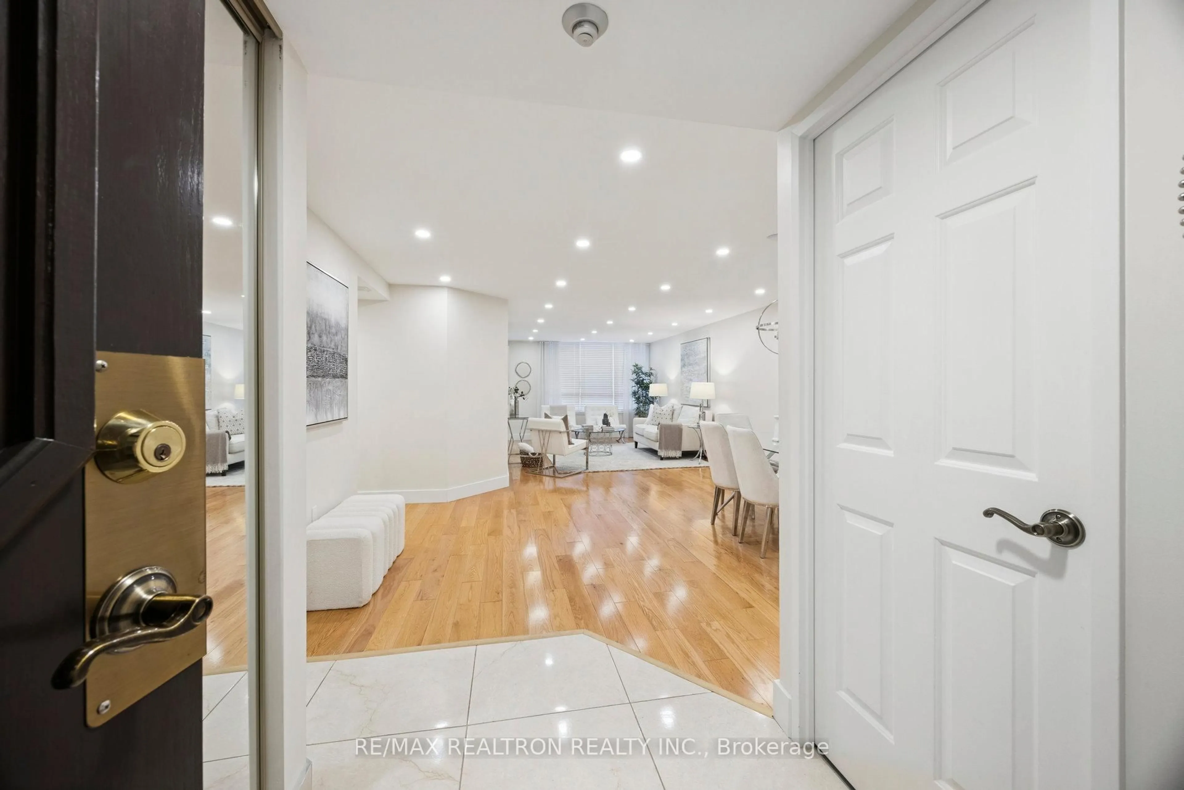 Indoor entryway for 5444 Yonge St #201, Toronto Ontario M2N 6J4