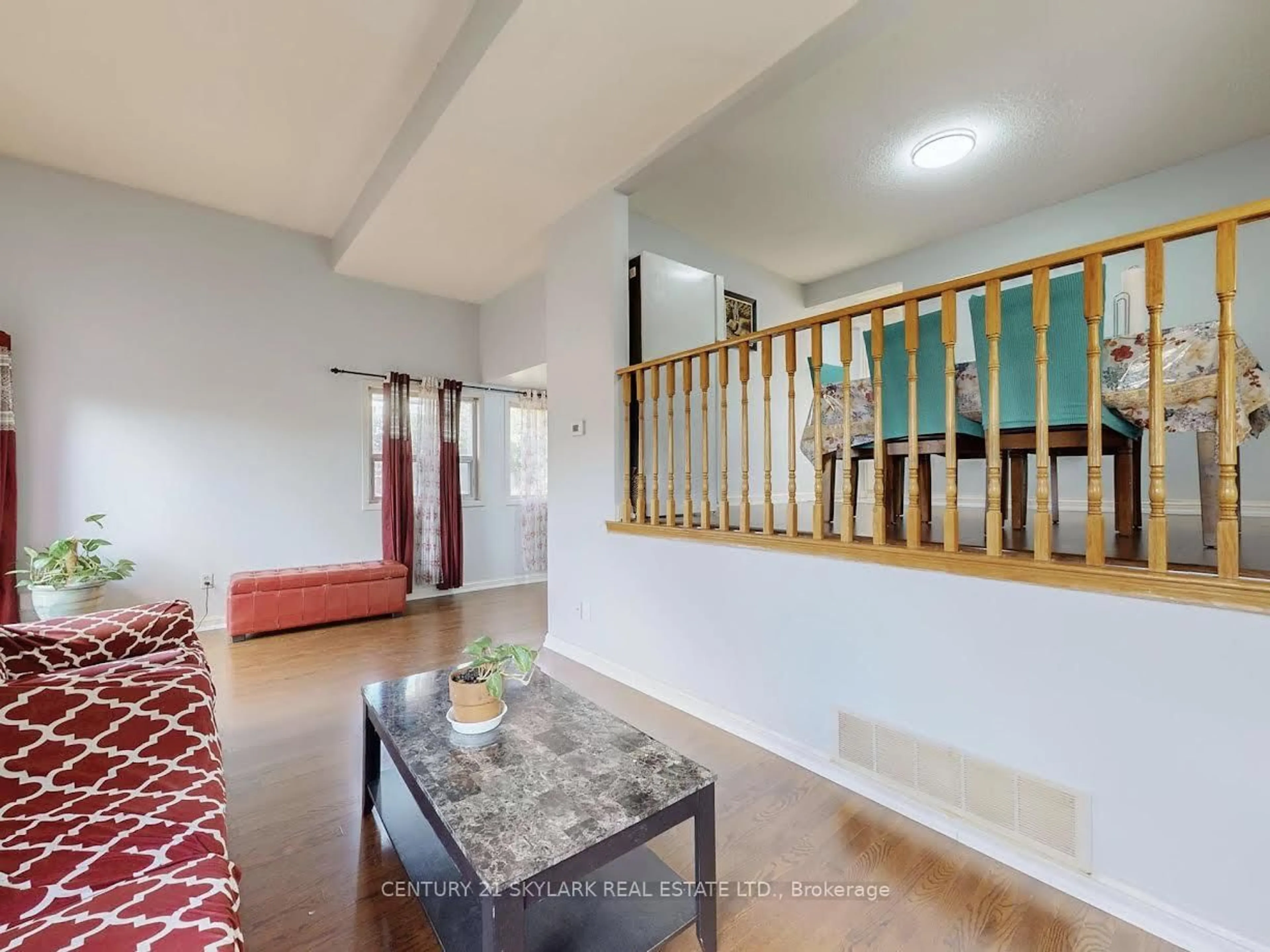 Indoor foyer for 2 Dove Hawk Way, Toronto Ontario M2R 3M2