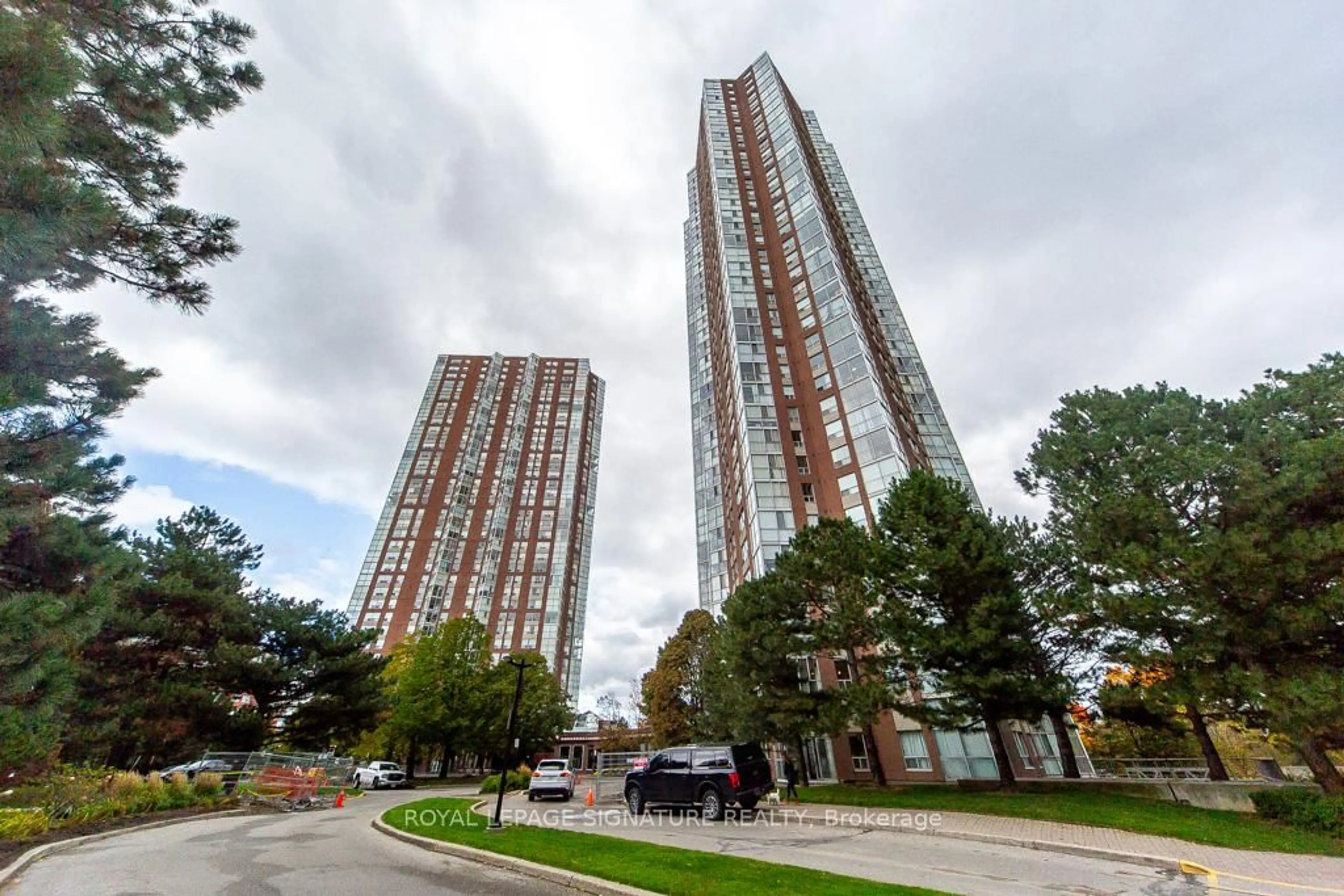 A pic from outside/outdoor area/front of a property/back of a property/a pic from drone, street for 7 Concorde Pl #1506, Toronto Ontario M3C 3N4