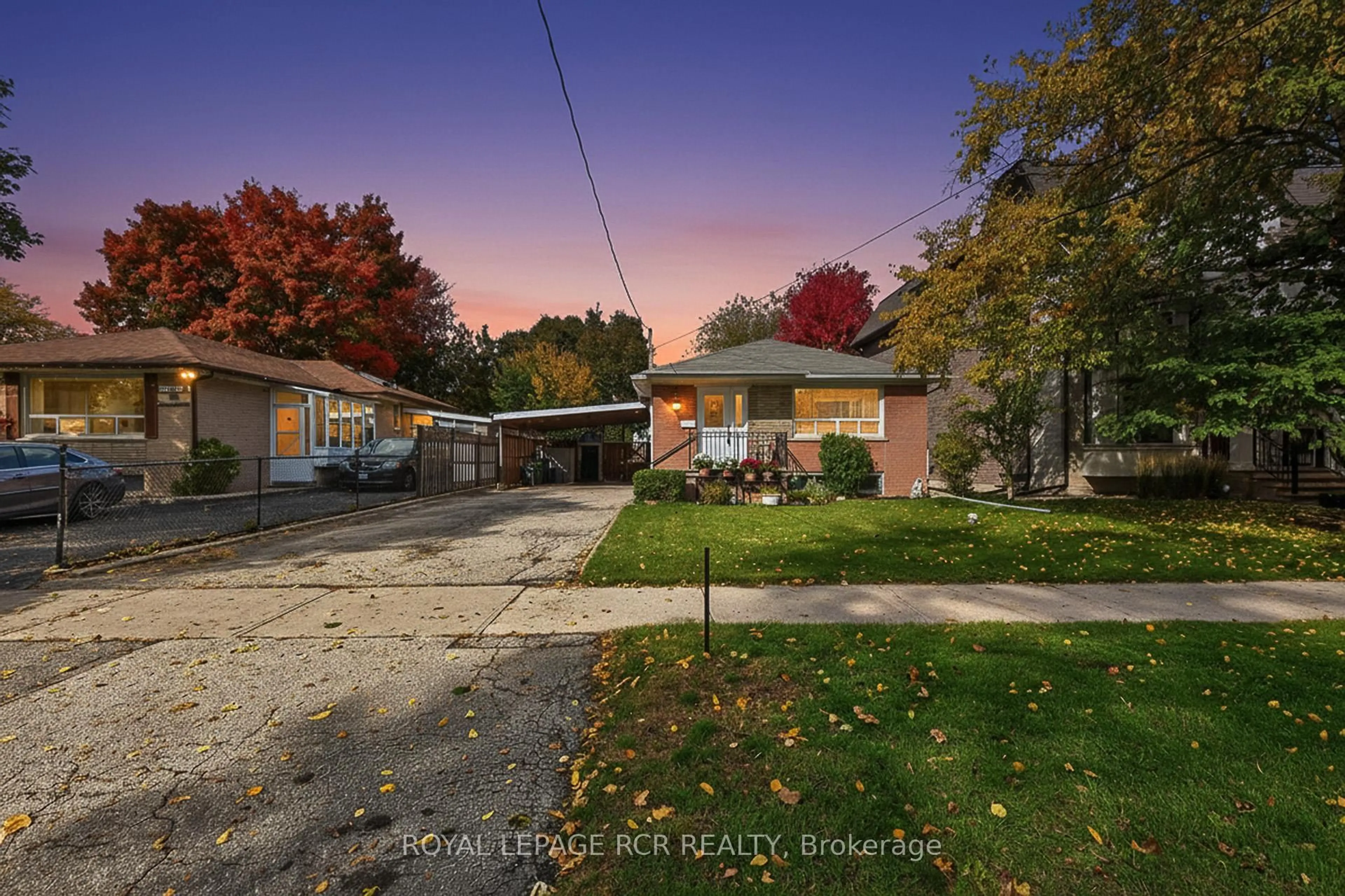 A pic from outside/outdoor area/front of a property/back of a property/a pic from drone, street for 398 Connaught Ave, Toronto Ontario M2R 2M2