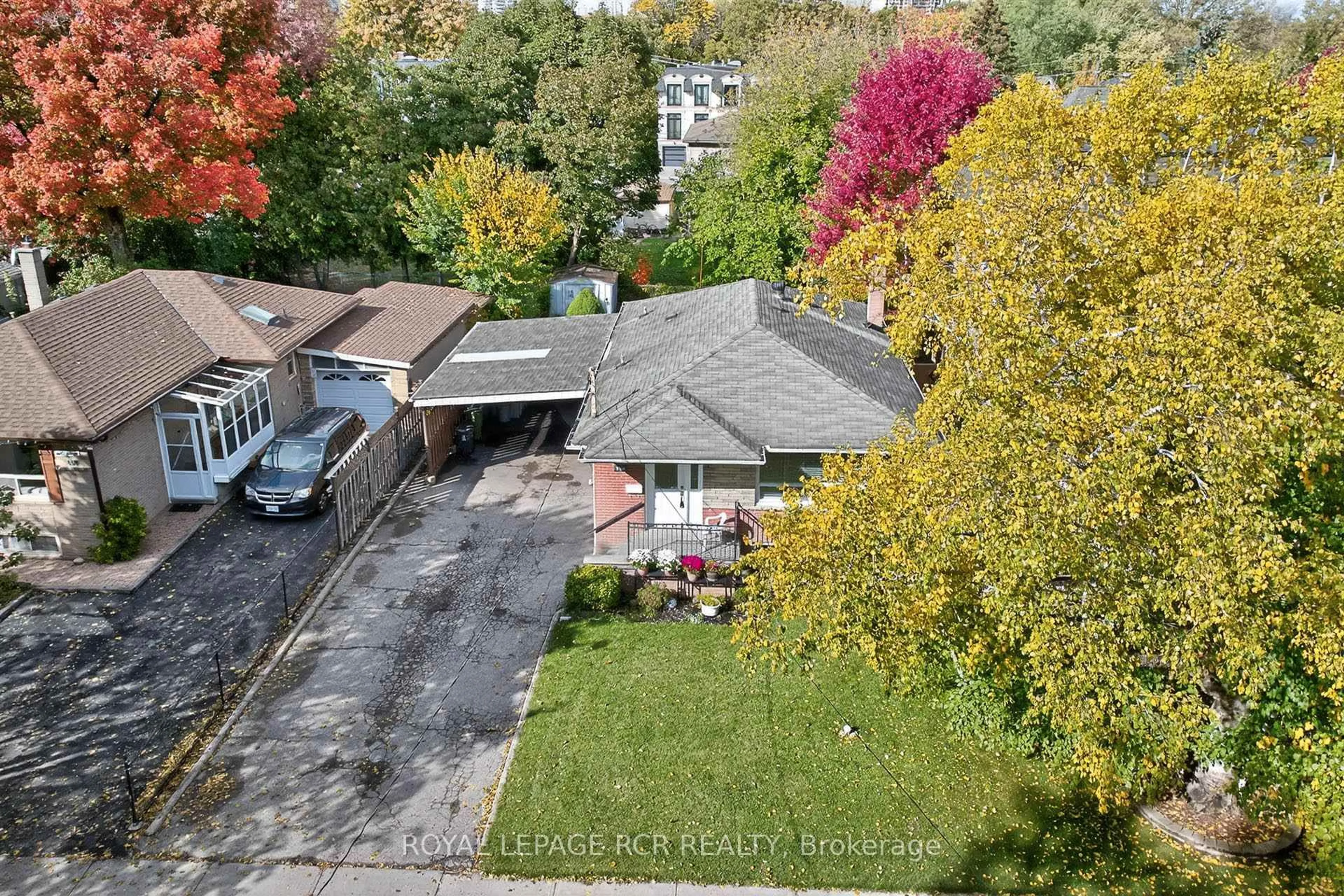 A pic from outside/outdoor area/front of a property/back of a property/a pic from drone, street for 398 Connaught Ave, Toronto Ontario M2R 2M2