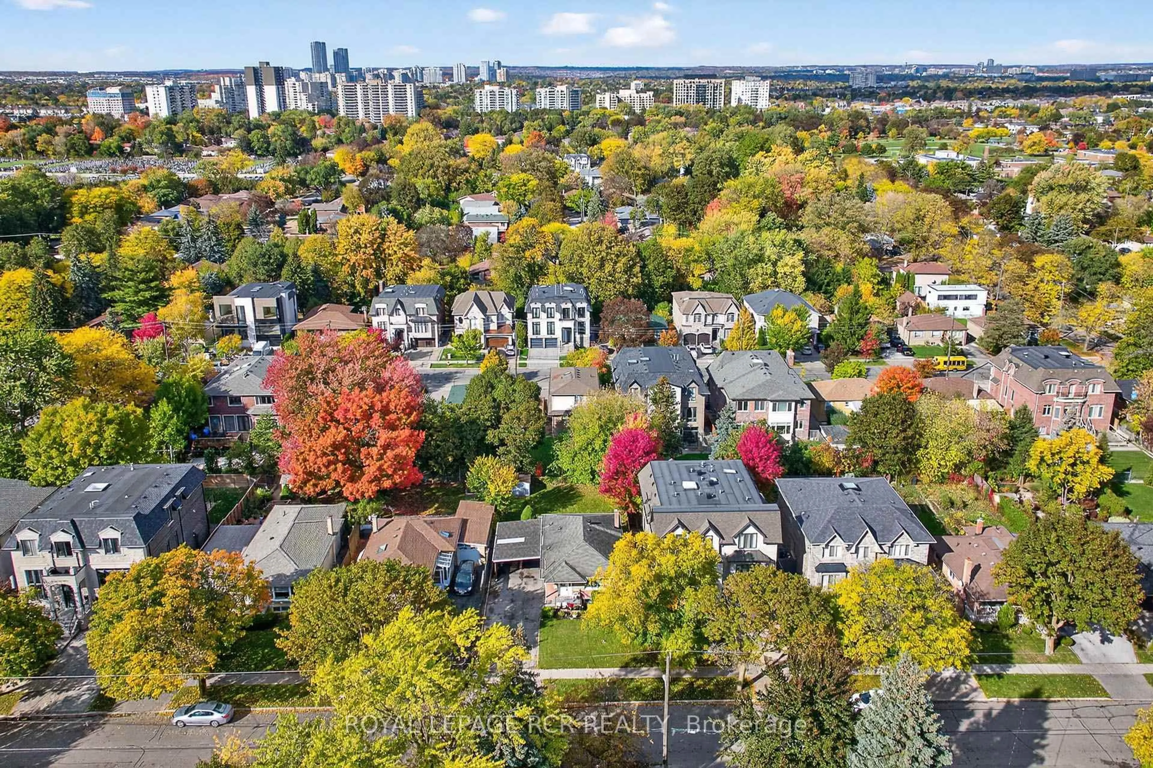 A pic from outside/outdoor area/front of a property/back of a property/a pic from drone, city buildings view from balcony for 398 Connaught Ave, Toronto Ontario M2R 2M2
