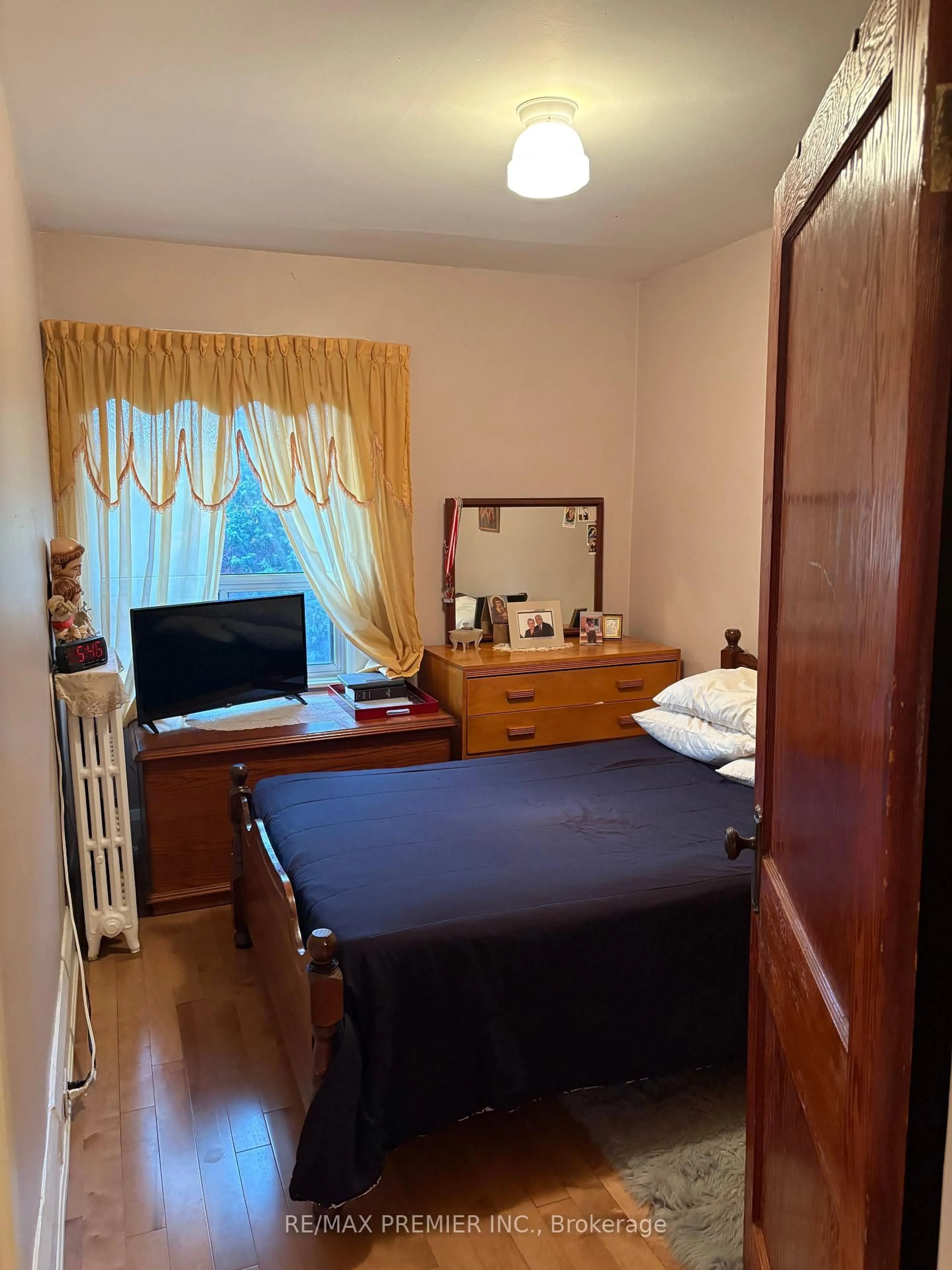 A pic of a room for 8 Normanna Ave, Toronto Ontario M6C 1H2