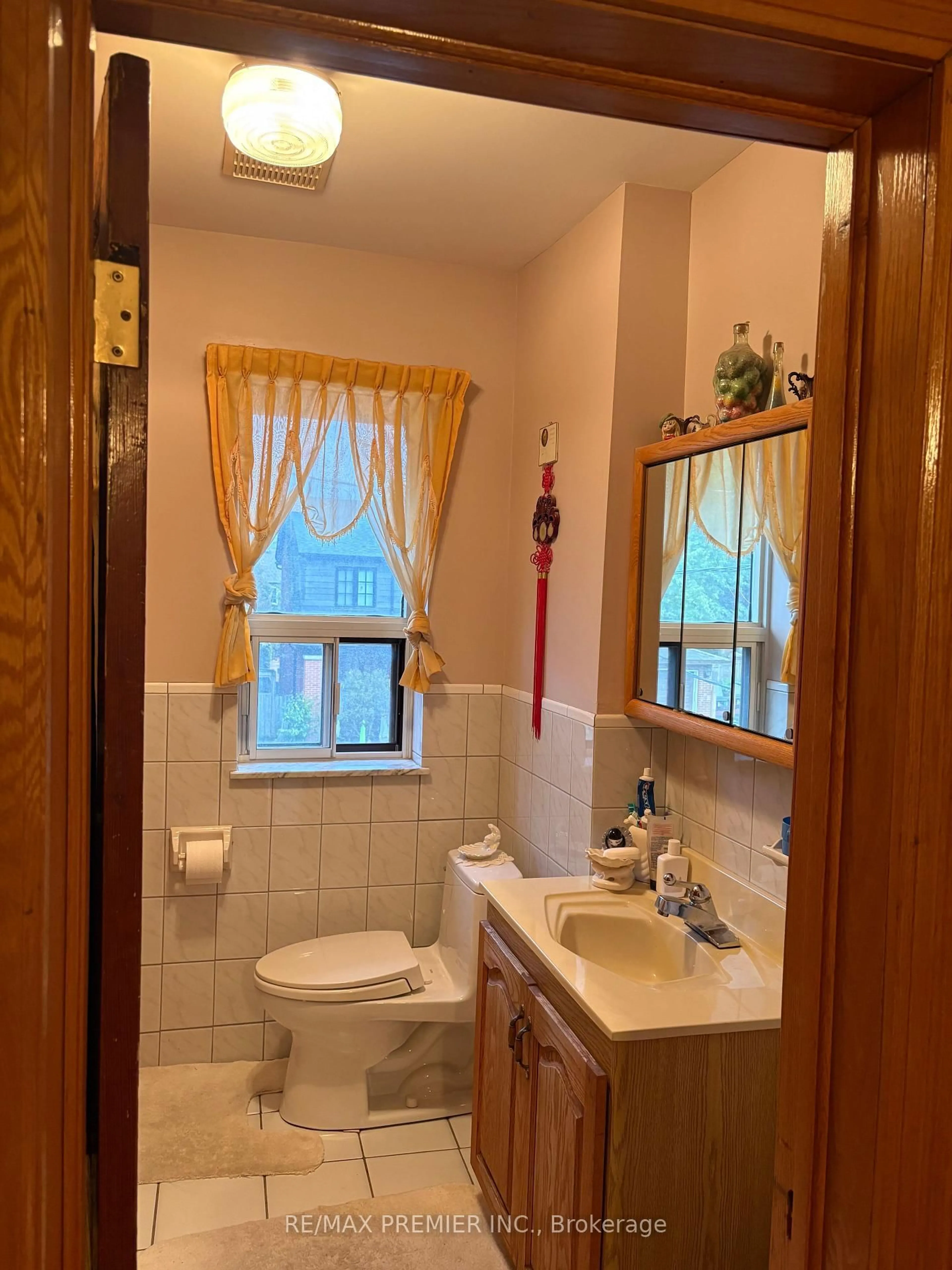 Standard bathroom, ceramic/tile floor for 8 Normanna Ave, Toronto Ontario M6C 1H2