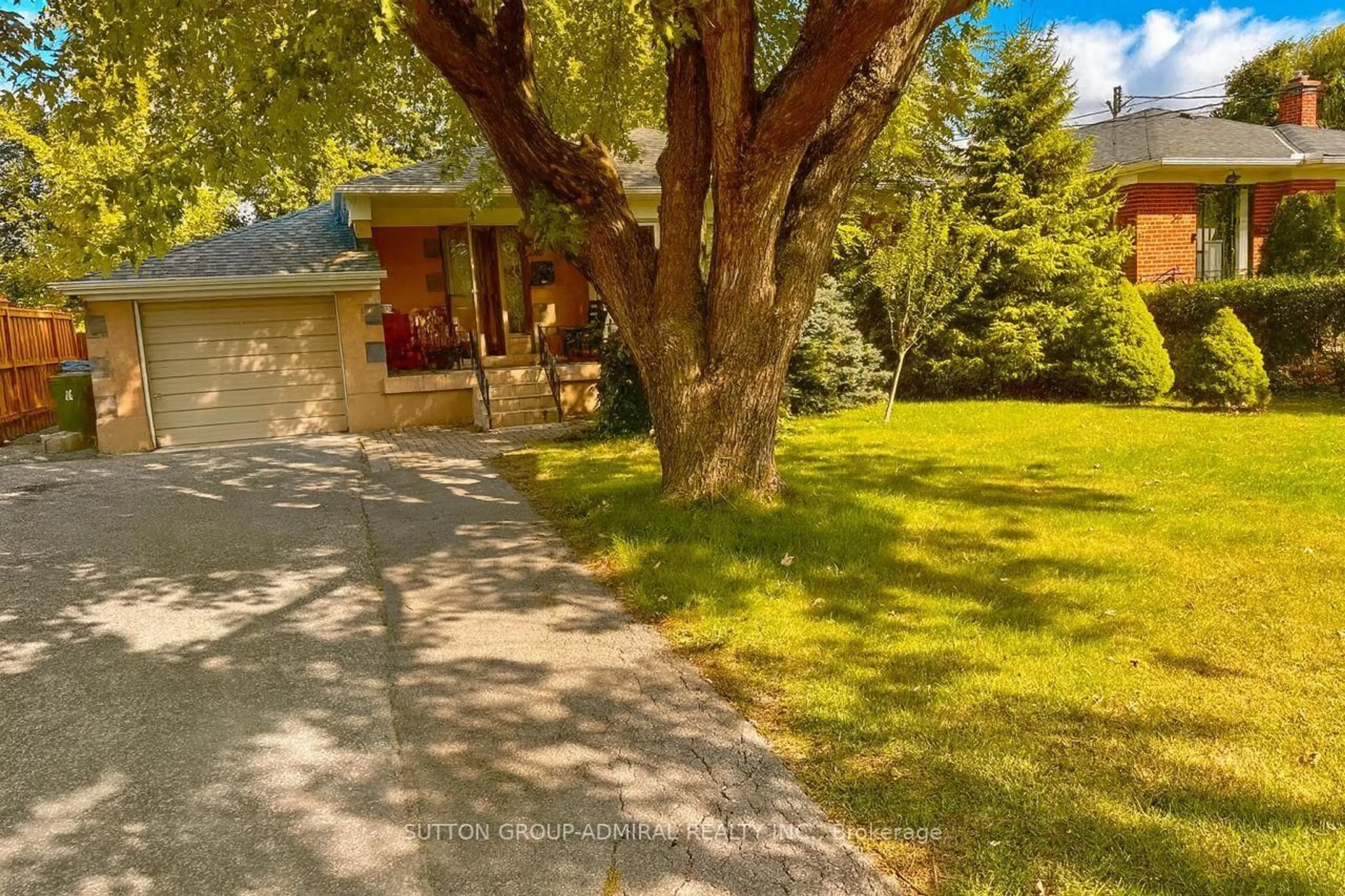 A pic from outside/outdoor area/front of a property/back of a property/a pic from drone, street for 52 Acton Ave, Toronto Ontario M3H 4G8