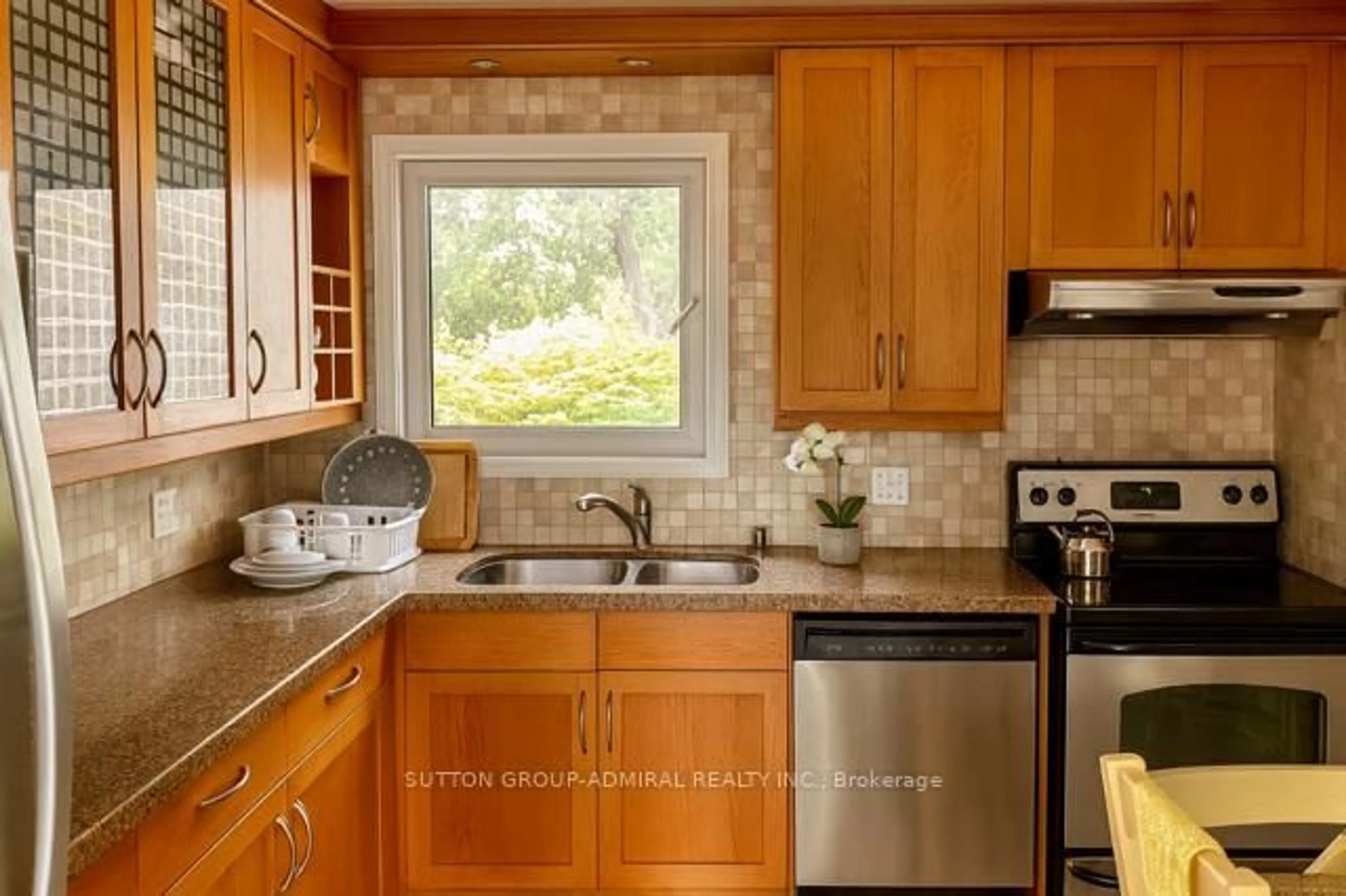 Standard kitchen, ceramic/tile floor for 52 Acton Ave, Toronto Ontario M3H 4G8