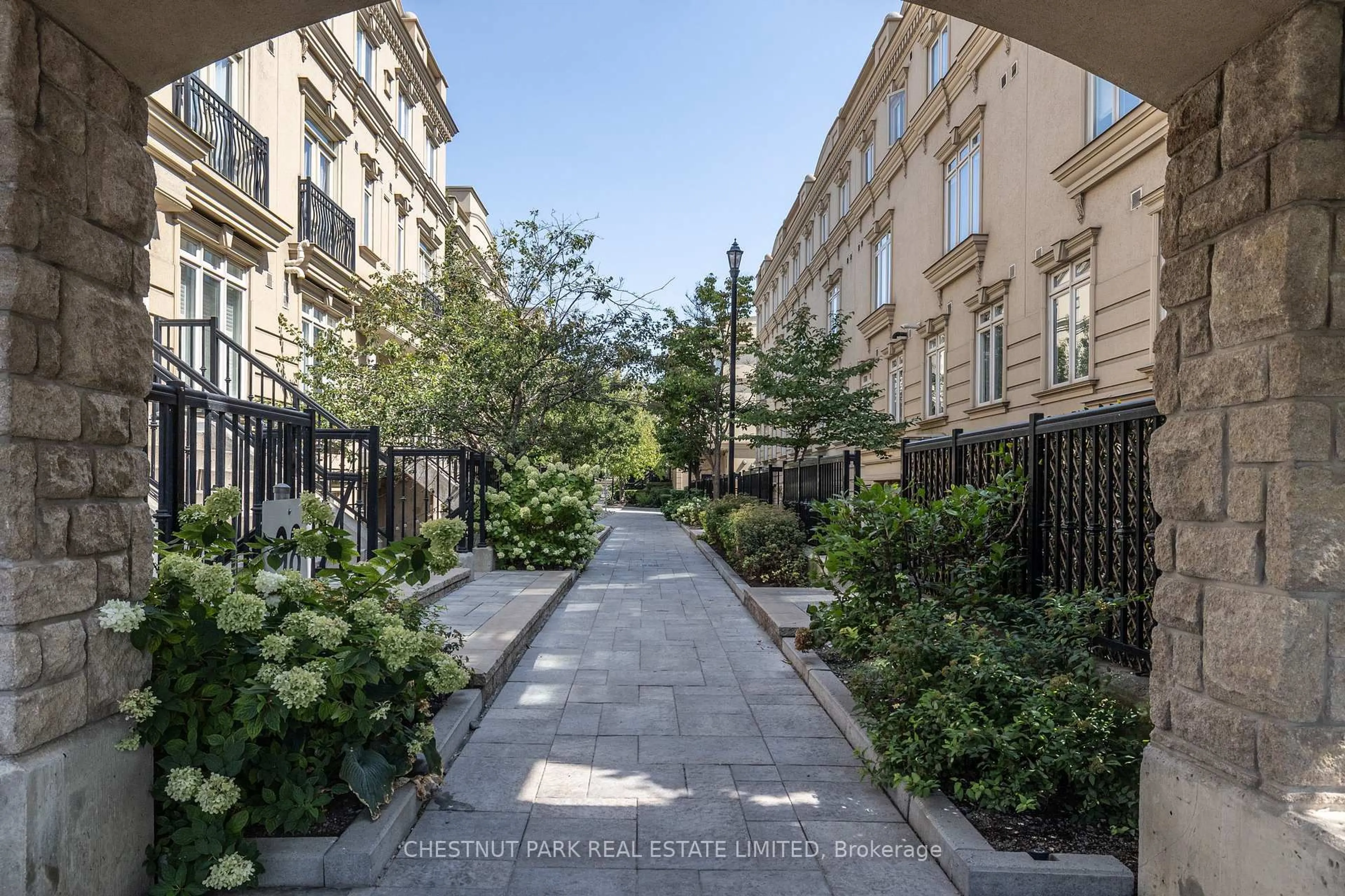 Patio, street for 98 Carr St #11, Toronto Ontario M5T 1B7