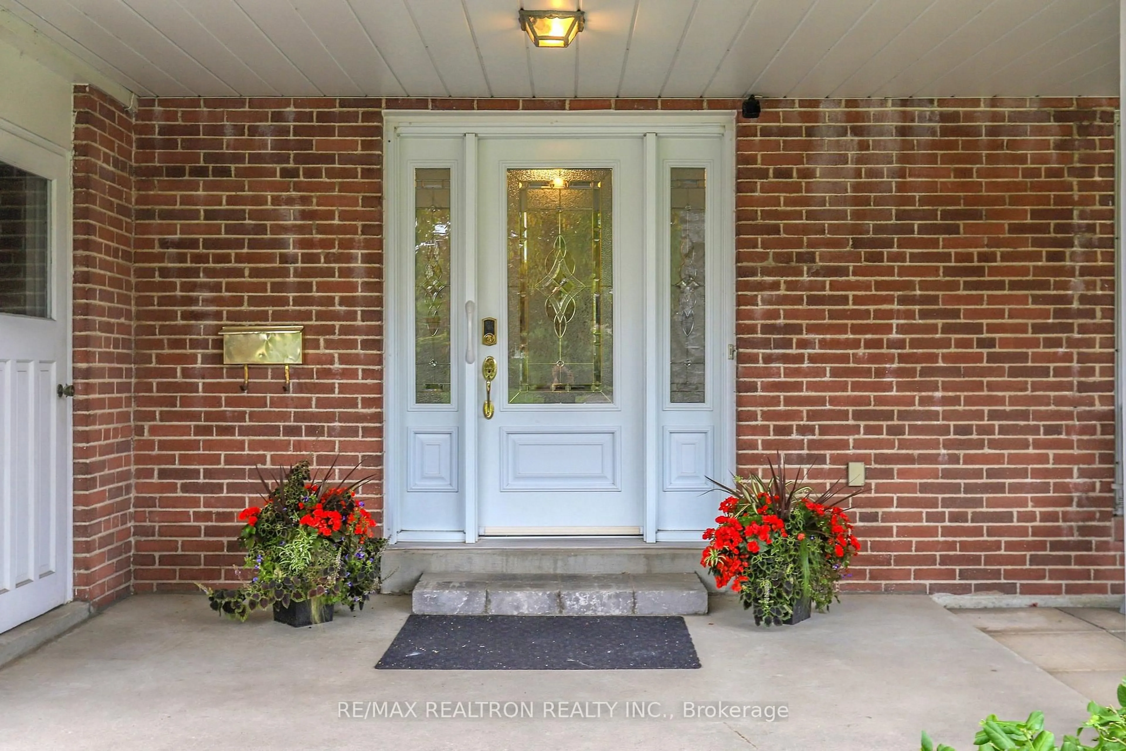 Indoor entryway for 128 Underhill Dr, Toronto Ontario M3A 2K2