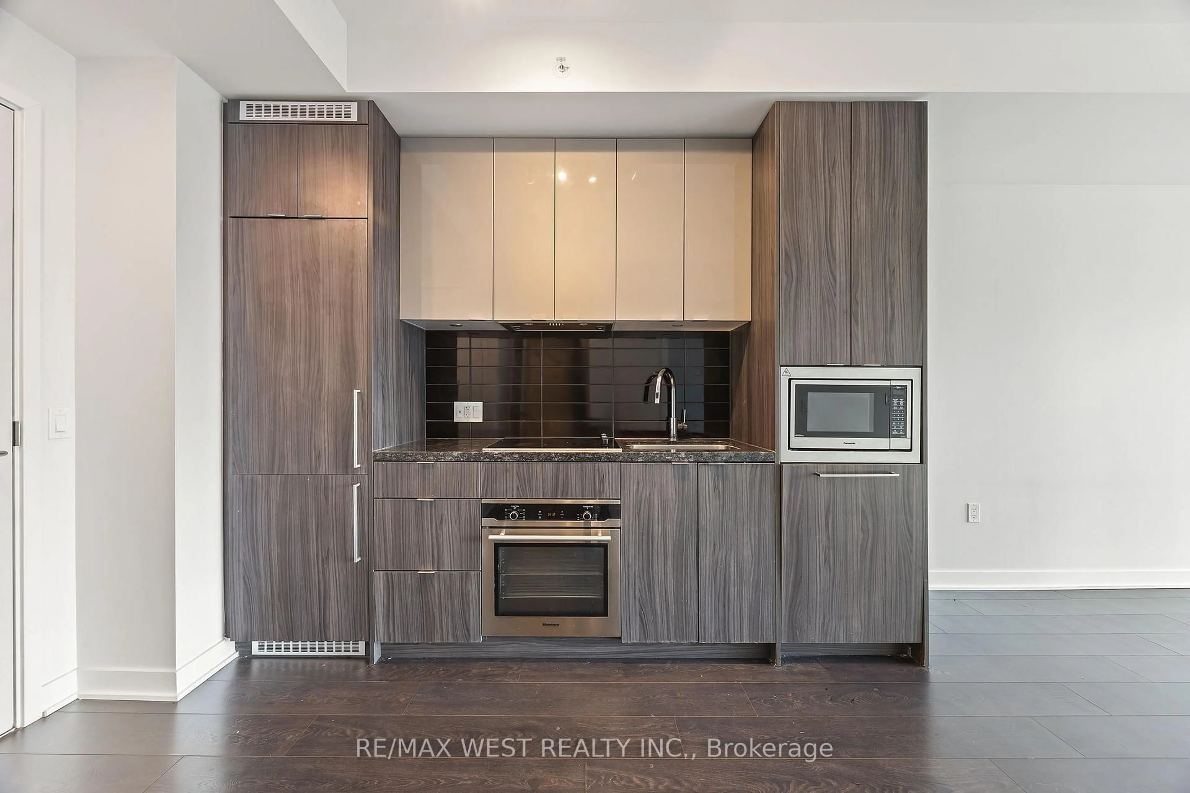 Standard kitchen, wood/laminate floor for 115 Blue Jays Way #4506, Toronto Ontario M5V 0N4