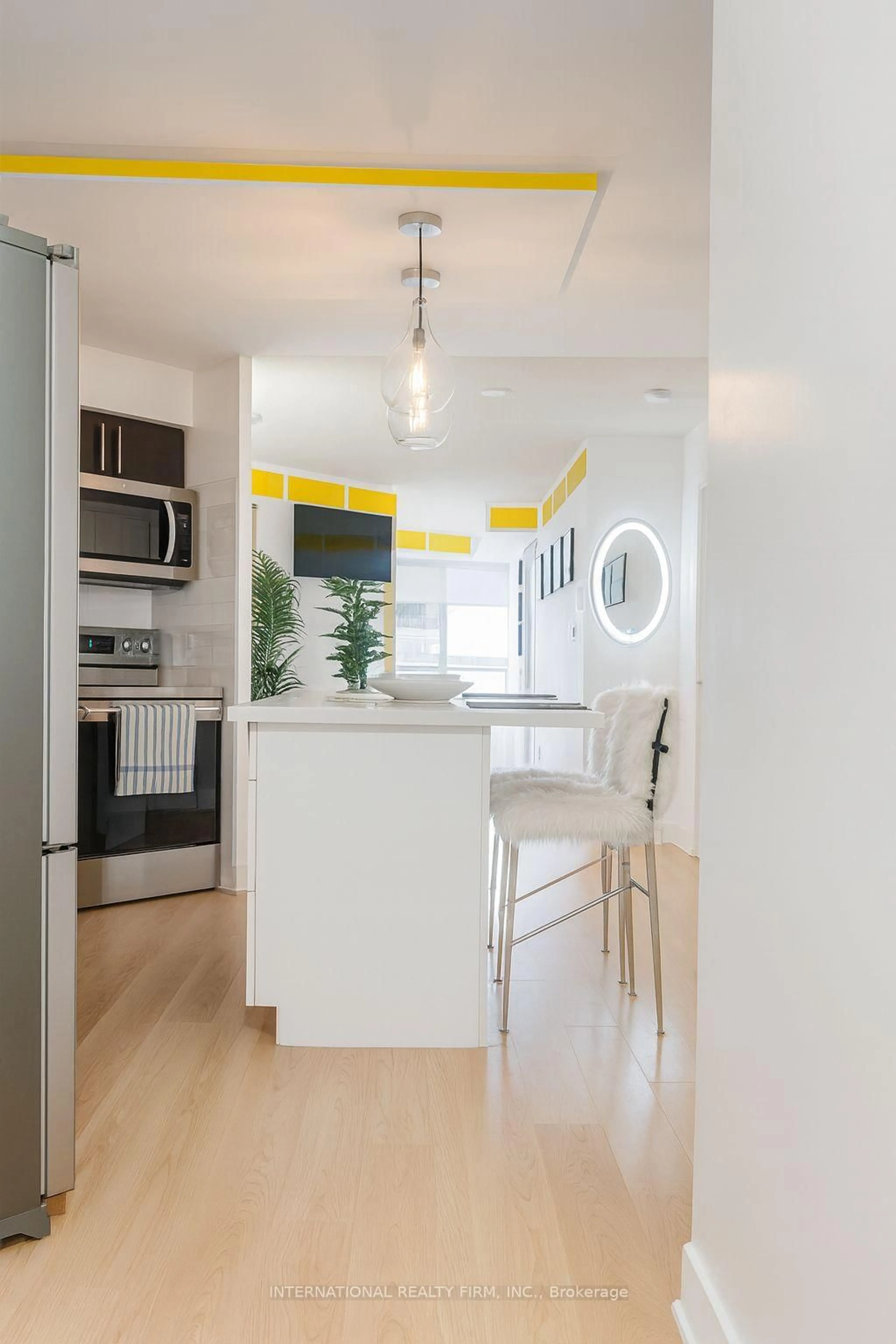 Open concept kitchen, unknown for 20 Blue Jays Way #814, Toronto Ontario M5V 3W6