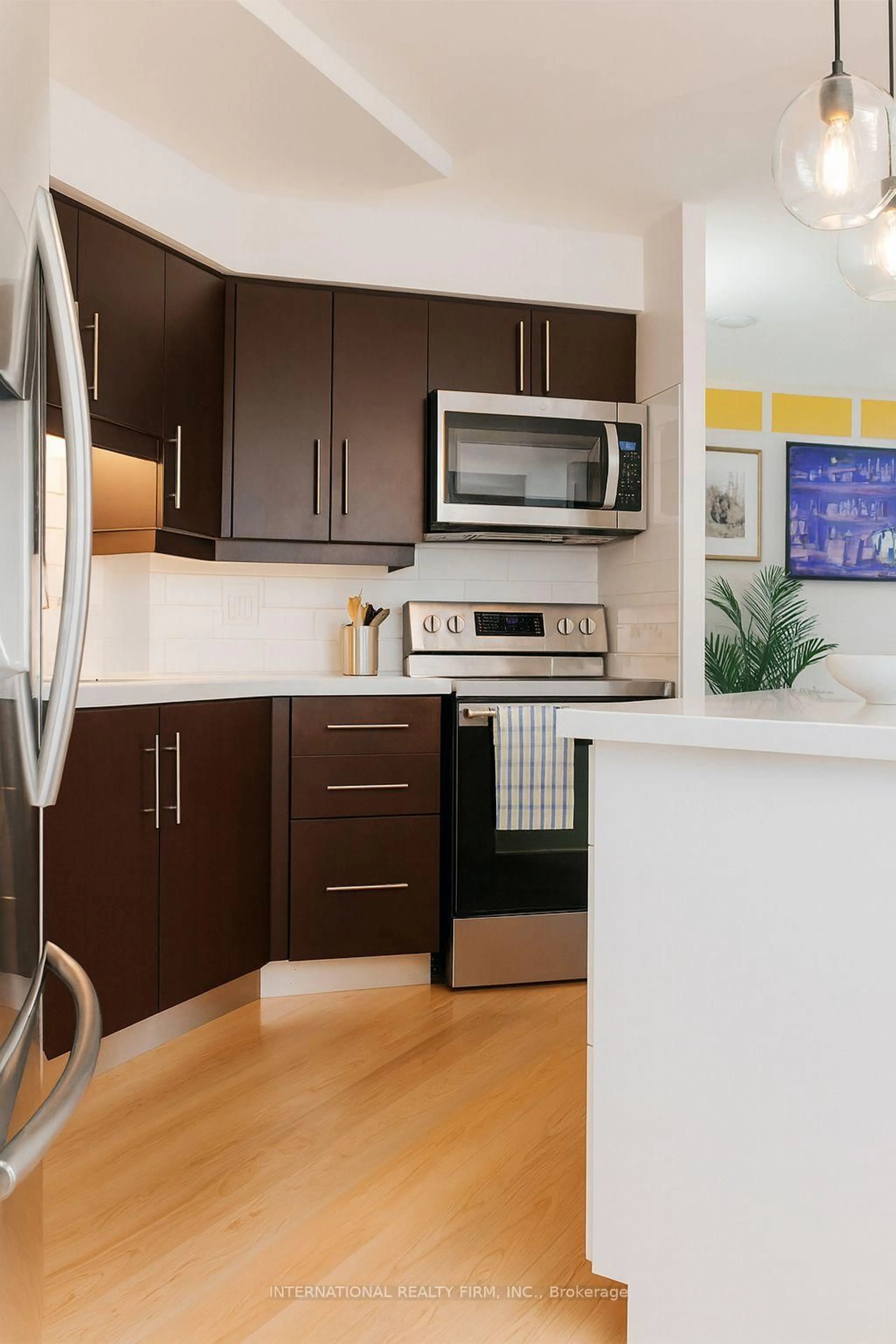 Standard kitchen, unknown for 20 Blue Jays Way #814, Toronto Ontario M5V 3W6