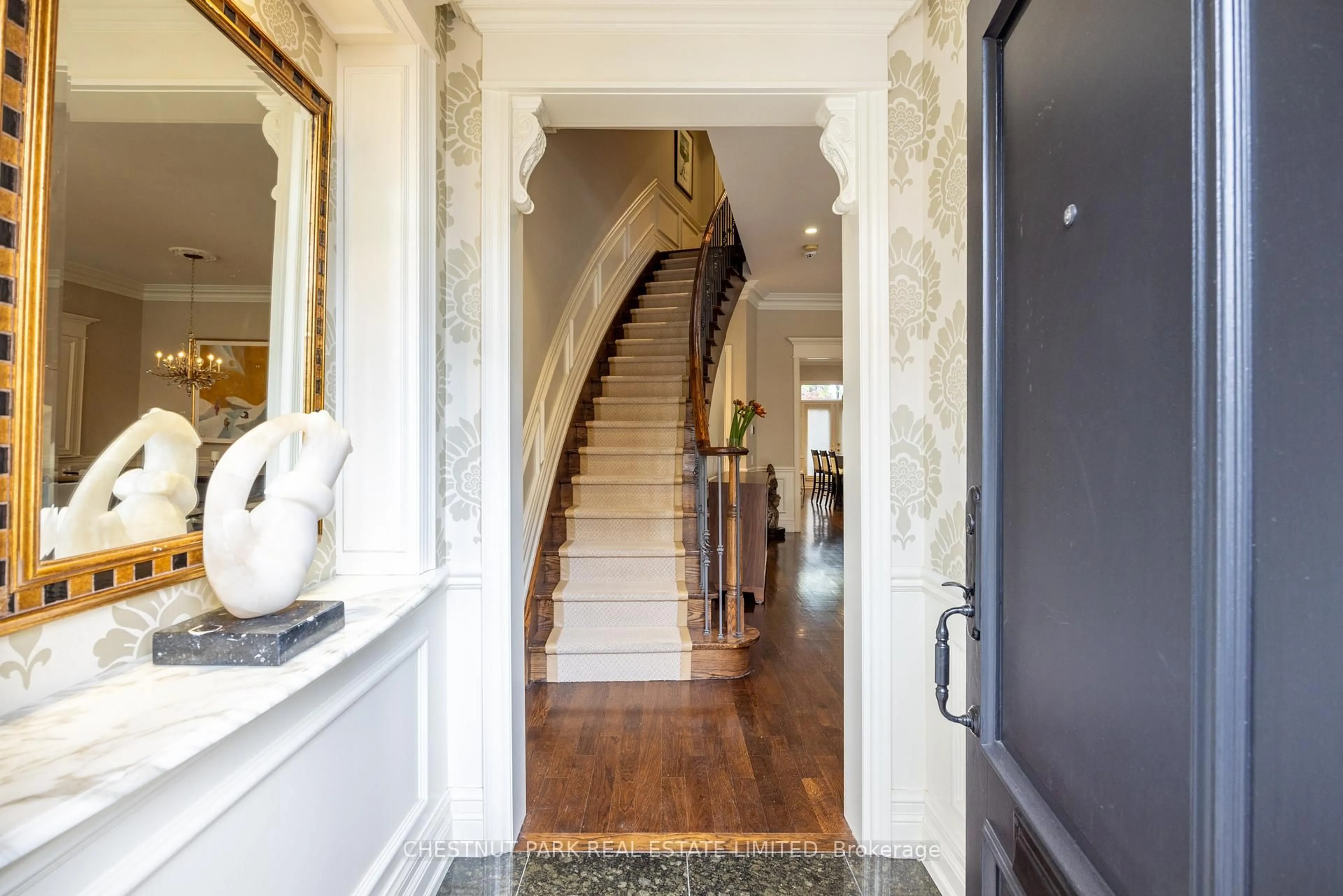 Indoor entryway for 117 Davenport Rd, Toronto Ontario M5R 1H8