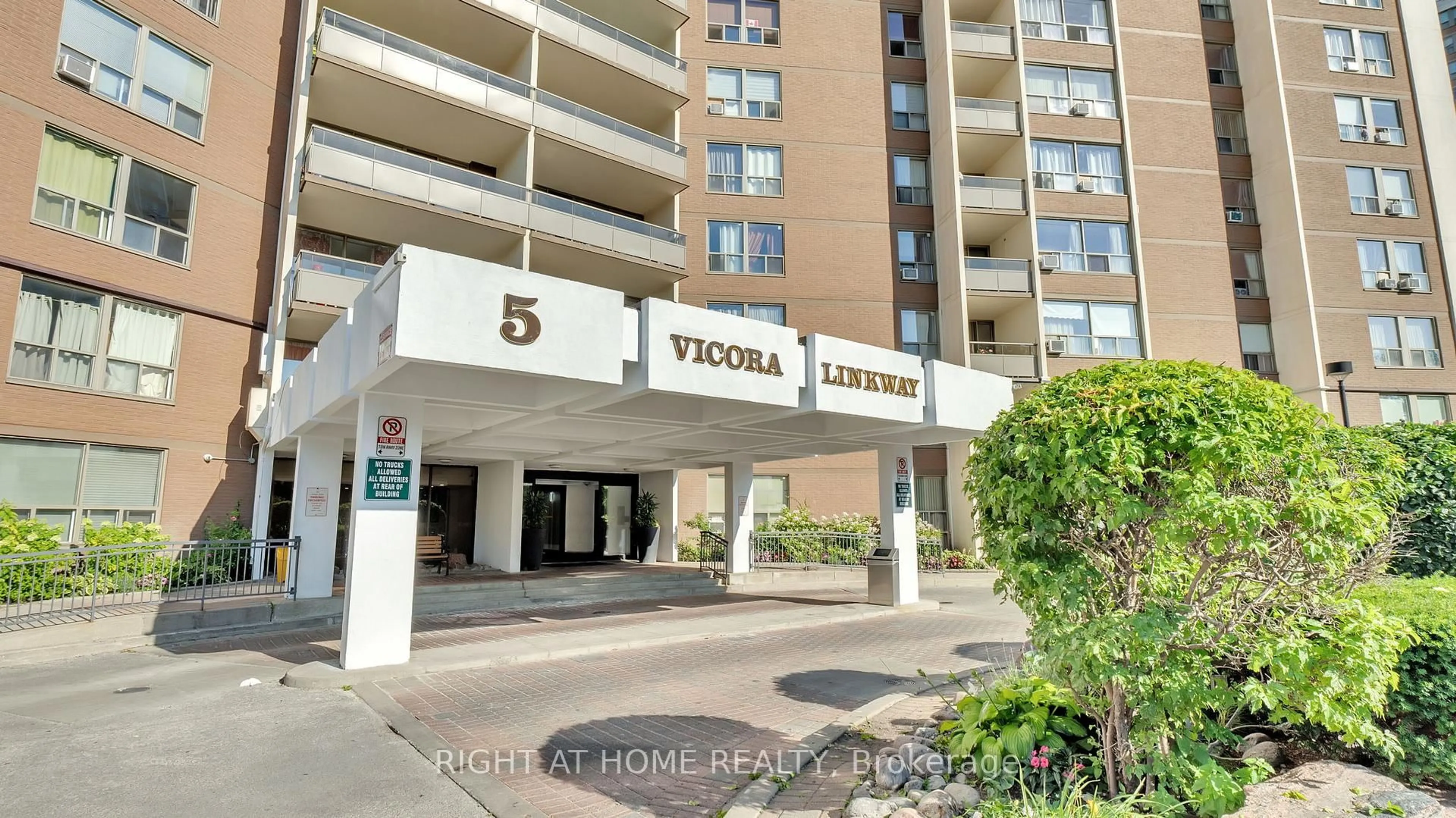 Indoor foyer for 5 Vicora Linkway Way #505, Toronto Ontario M3C 1A5