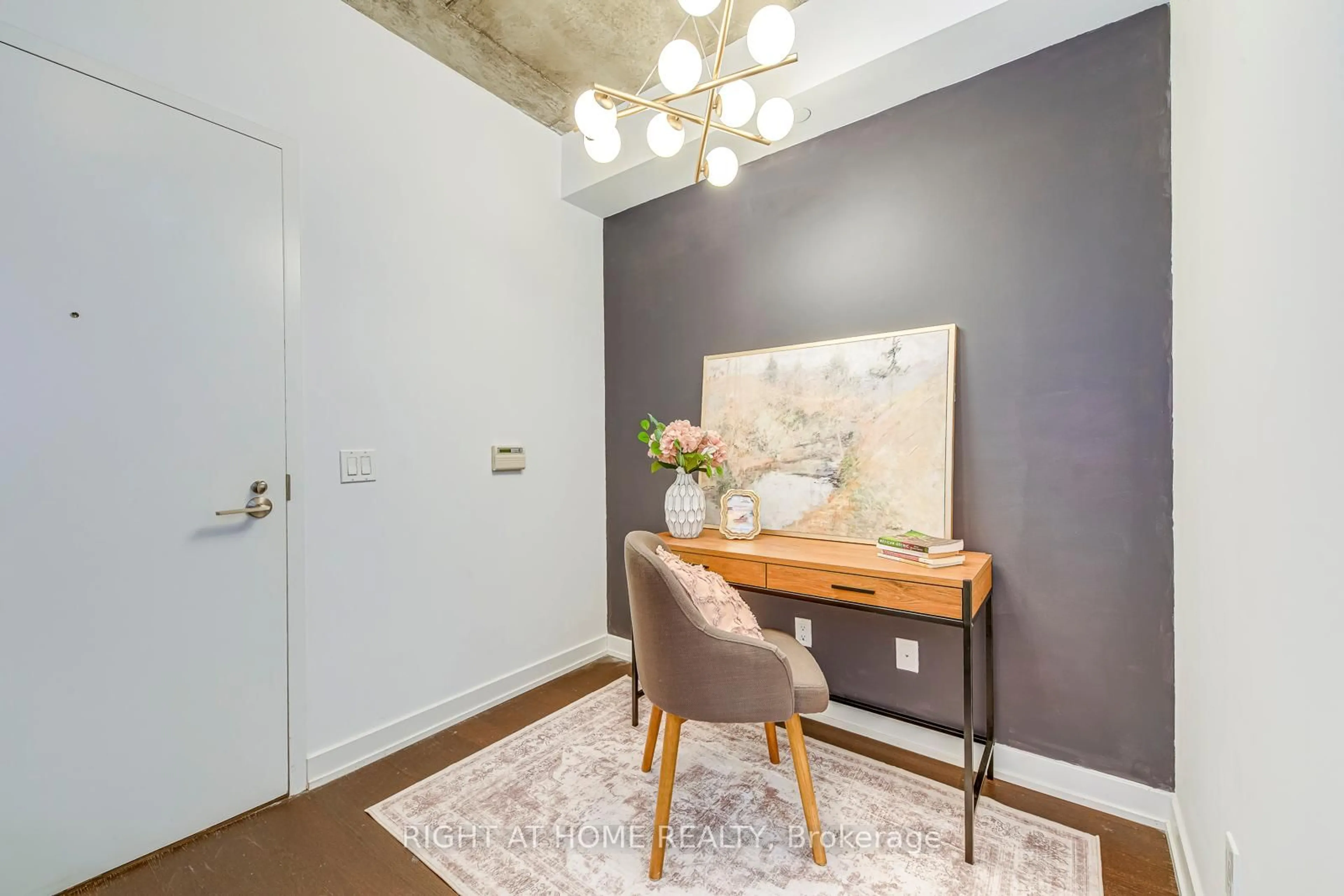 Indoor entryway for 1030 King St #748, Toronto Ontario M6K 0B4