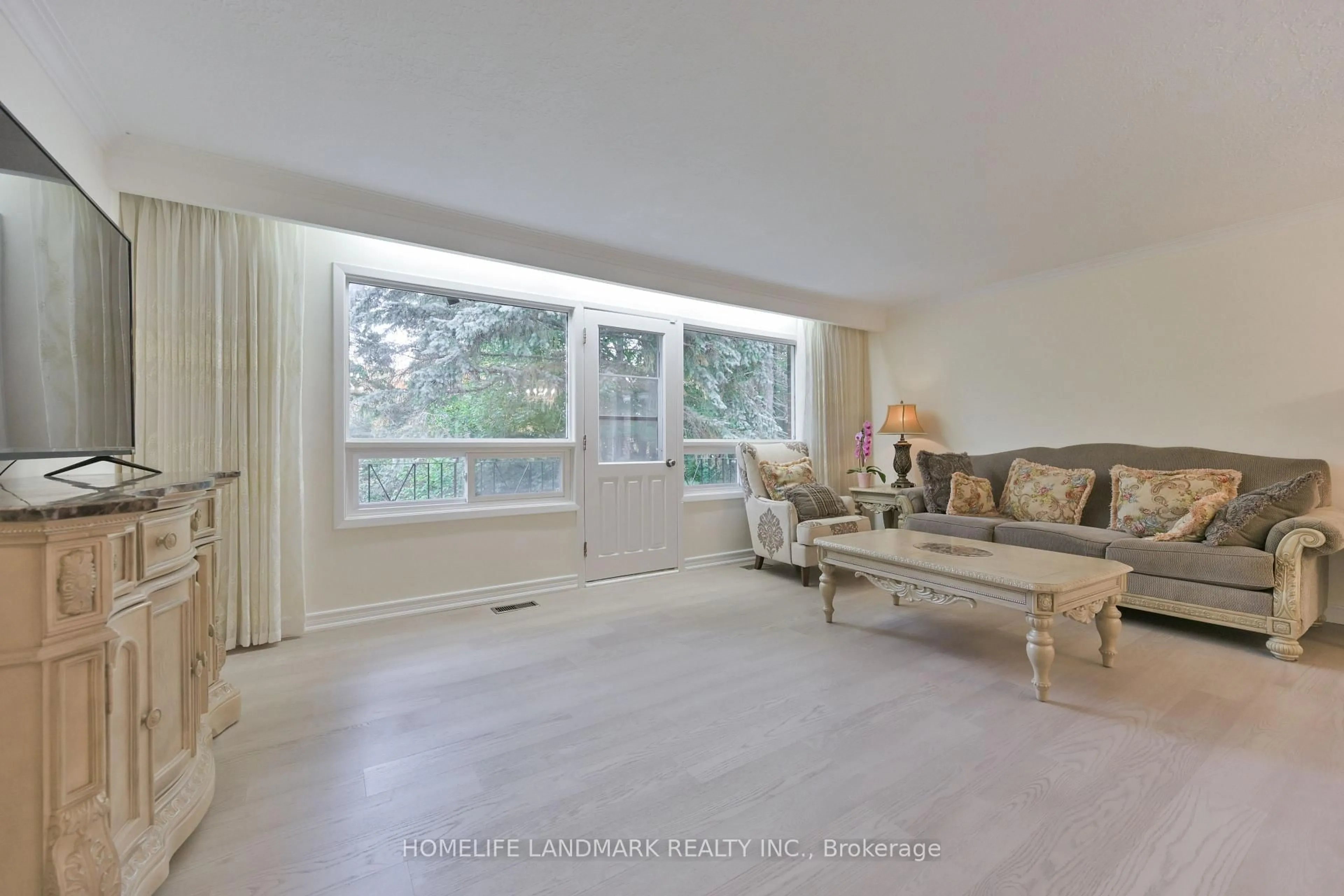 Living room with furniture, unknown for 144 Clansman Blvd, Toronto Ontario M2H 1Y1