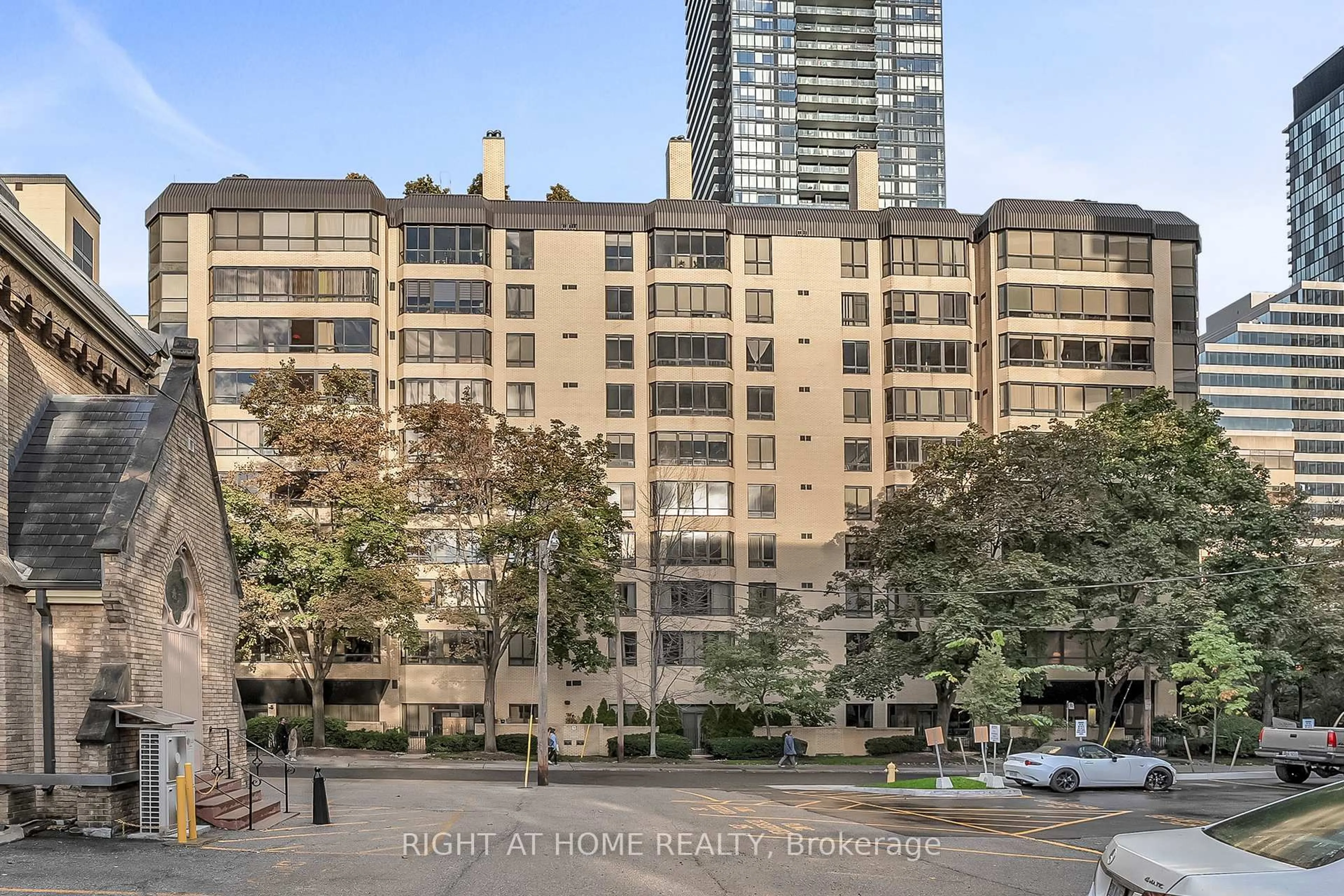 A pic from outside/outdoor area/front of a property/back of a property/a pic from drone, city buildings view from balcony for 195 St Patrick St #604, Toronto Ontario M5T 2Y8