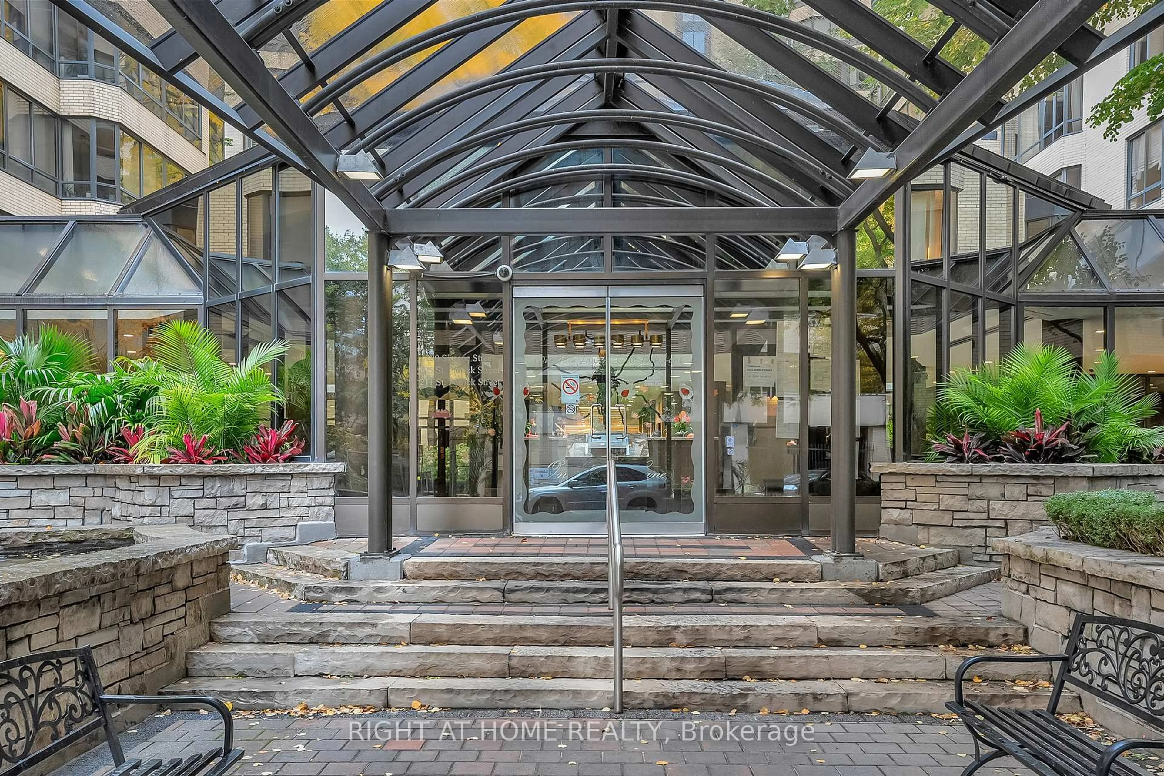 Indoor foyer for 195 St Patrick St #604, Toronto Ontario M5T 2Y8