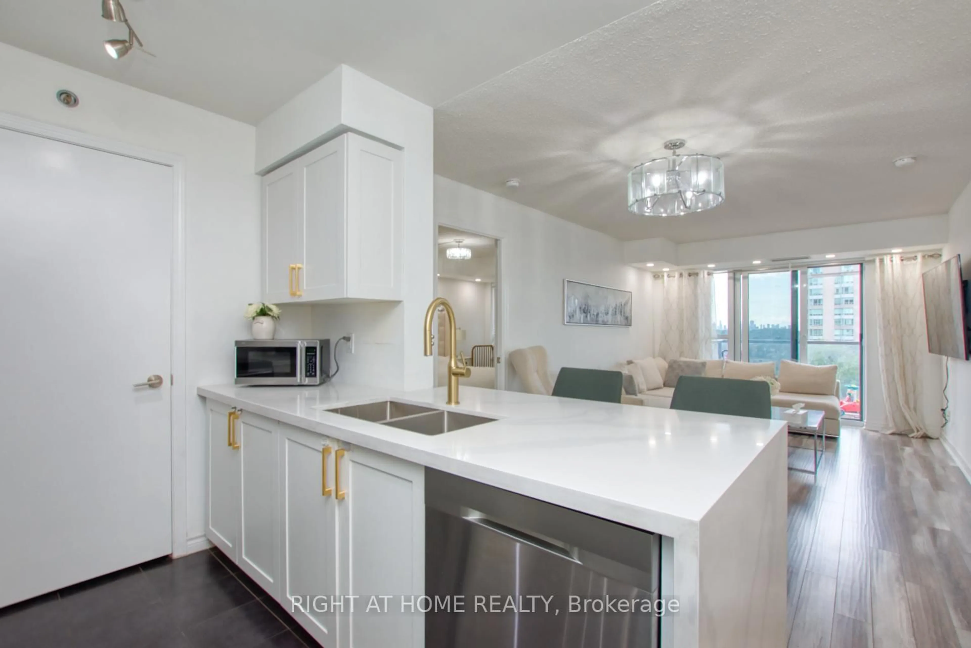 Open concept kitchen, unknown for 35 Saranac Blvd #827, Toronto Ontario M6A 2G4