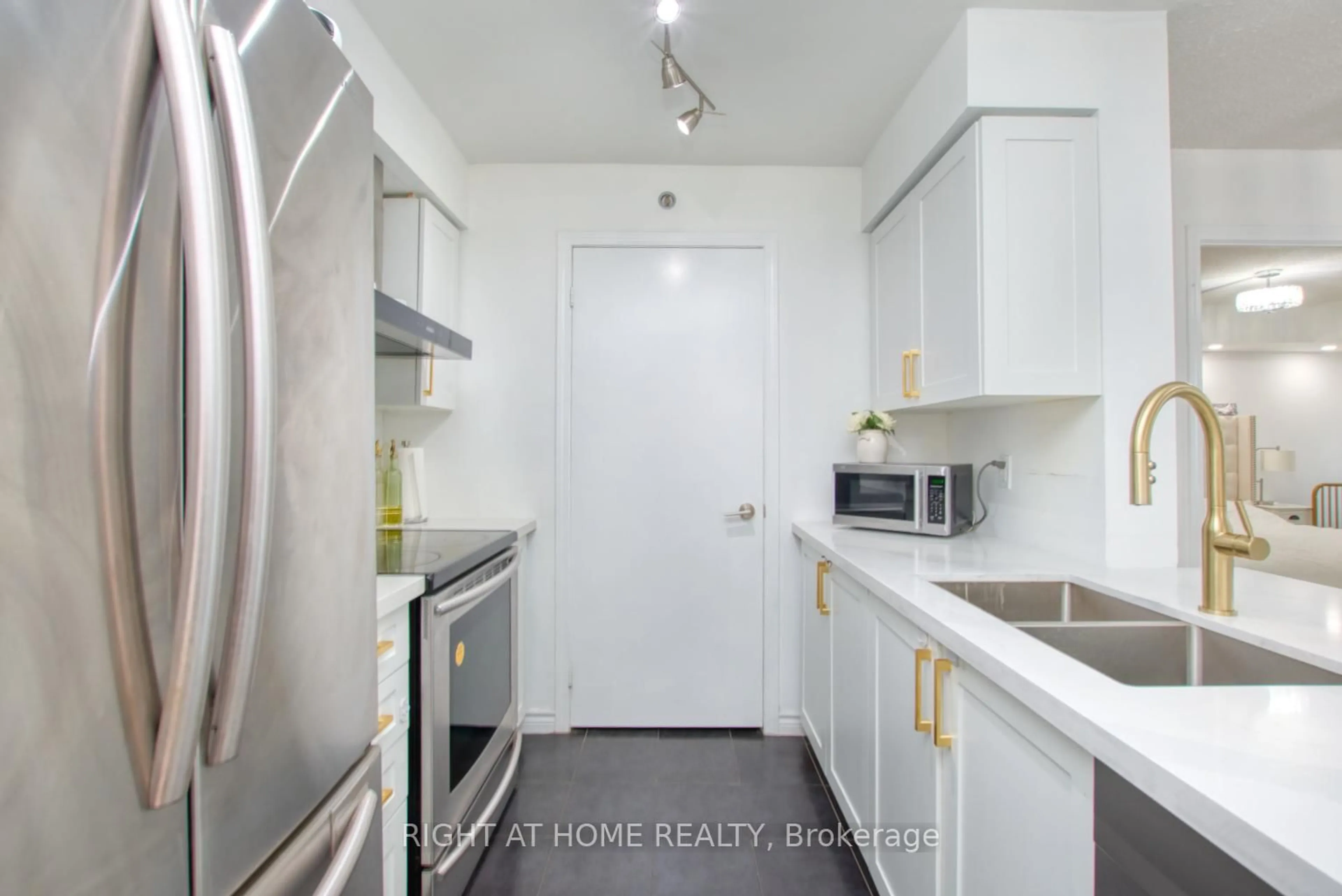 Standard kitchen, unknown for 35 Saranac Blvd #827, Toronto Ontario M6A 2G4
