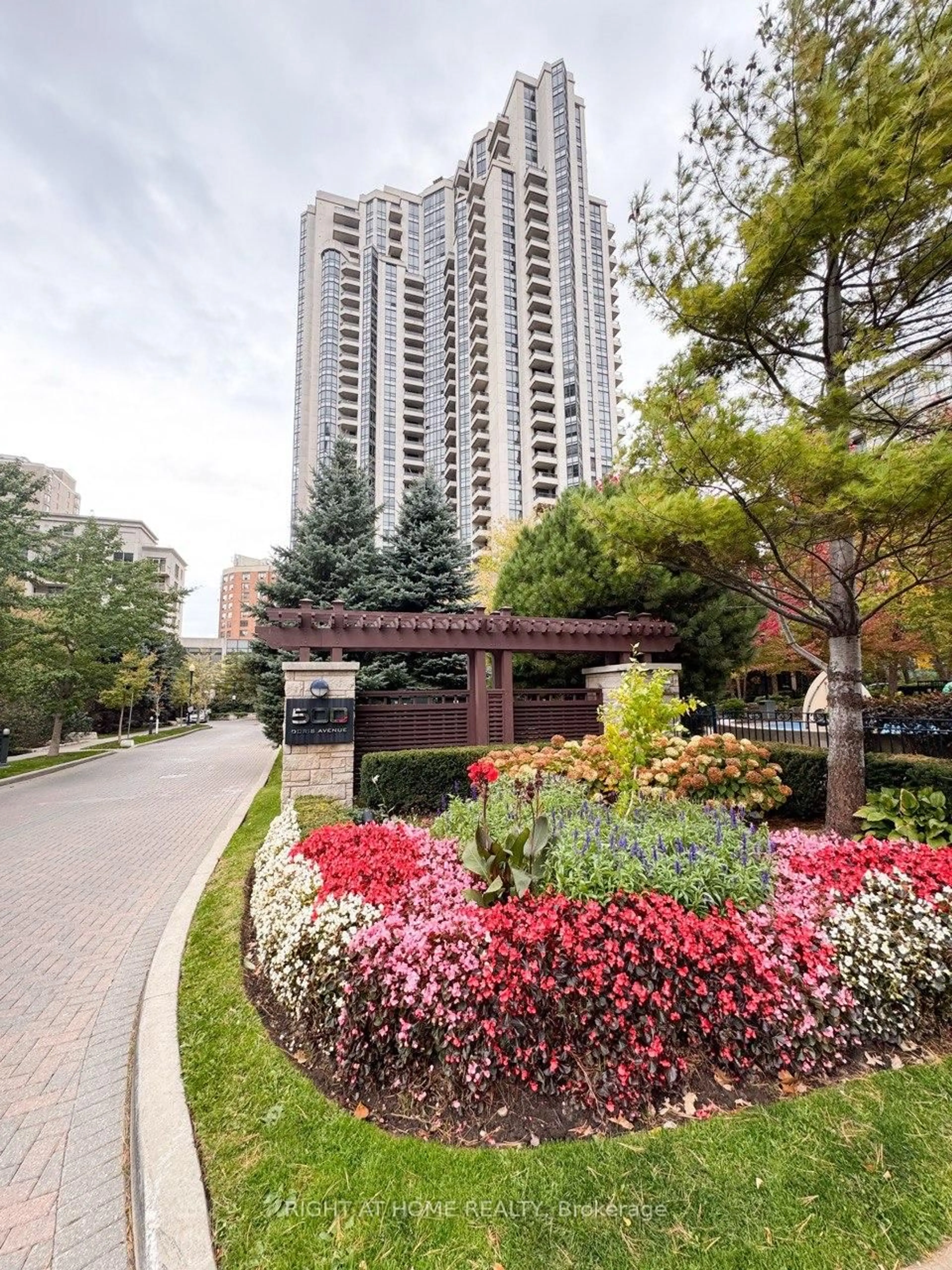 Indoor foyer for 500 Doris Ave #2329, Toronto Ontario M2N 0C1