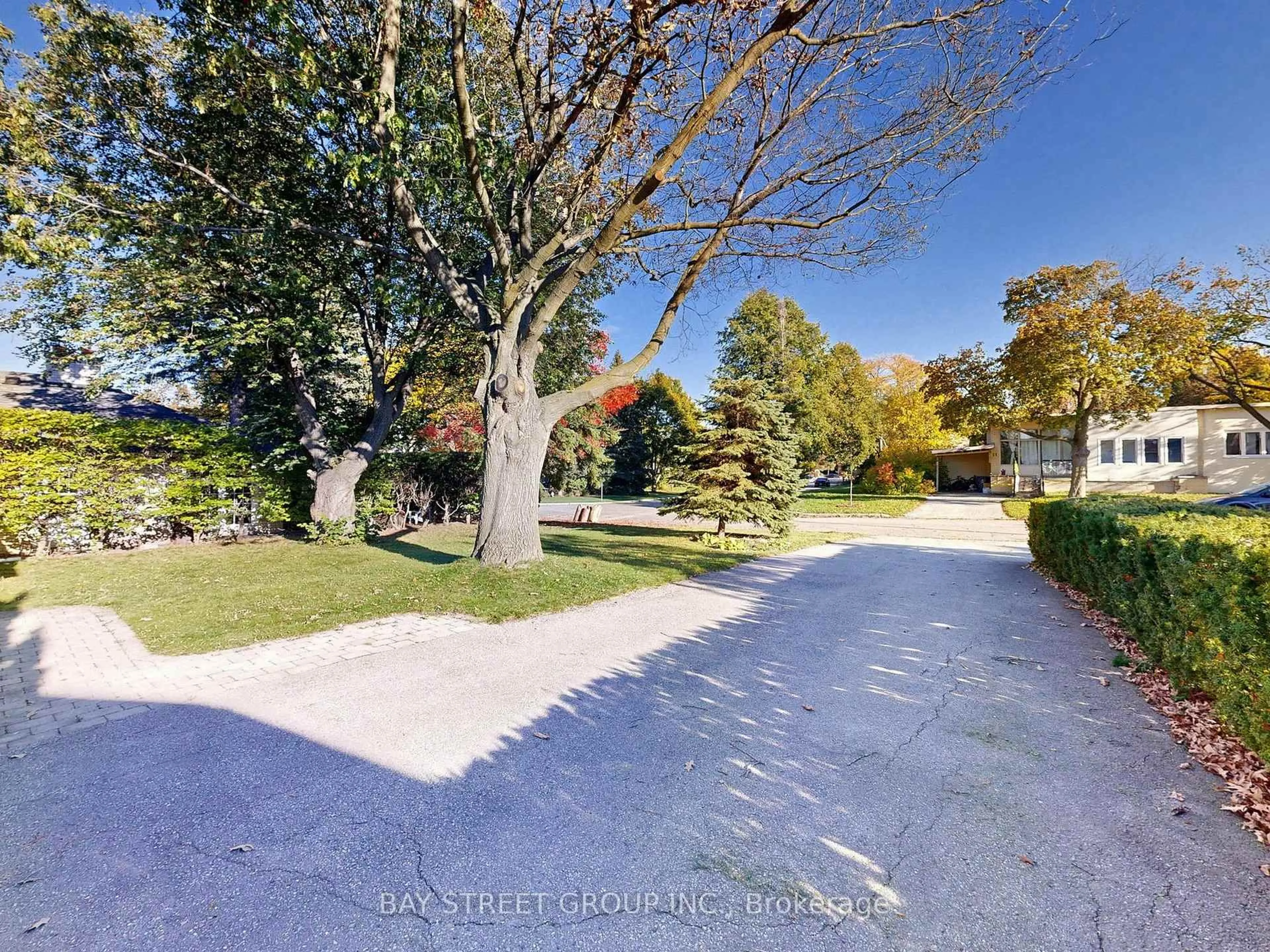 A pic from outside/outdoor area/front of a property/back of a property/a pic from drone, street for 8 Overton Cres, Toronto Ontario M3B 2V2