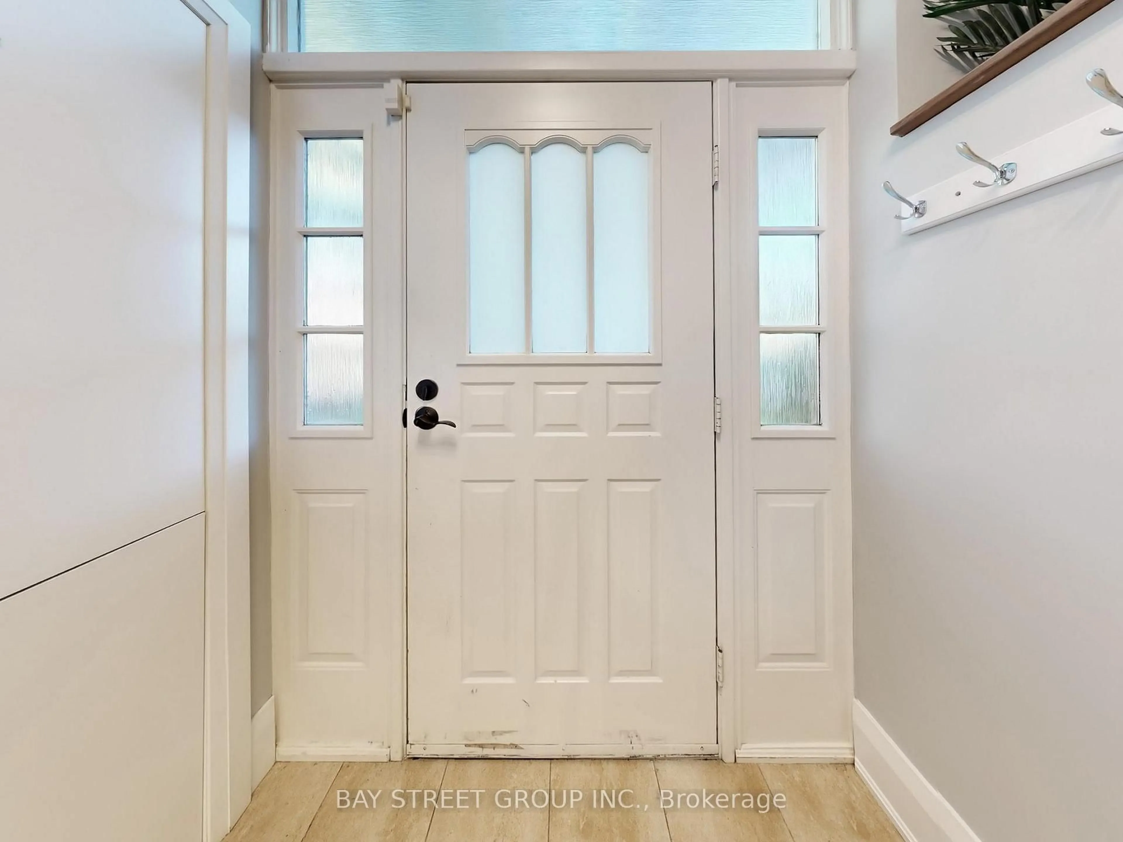 Indoor entryway for 8 Overton Cres, Toronto Ontario M3B 2V2
