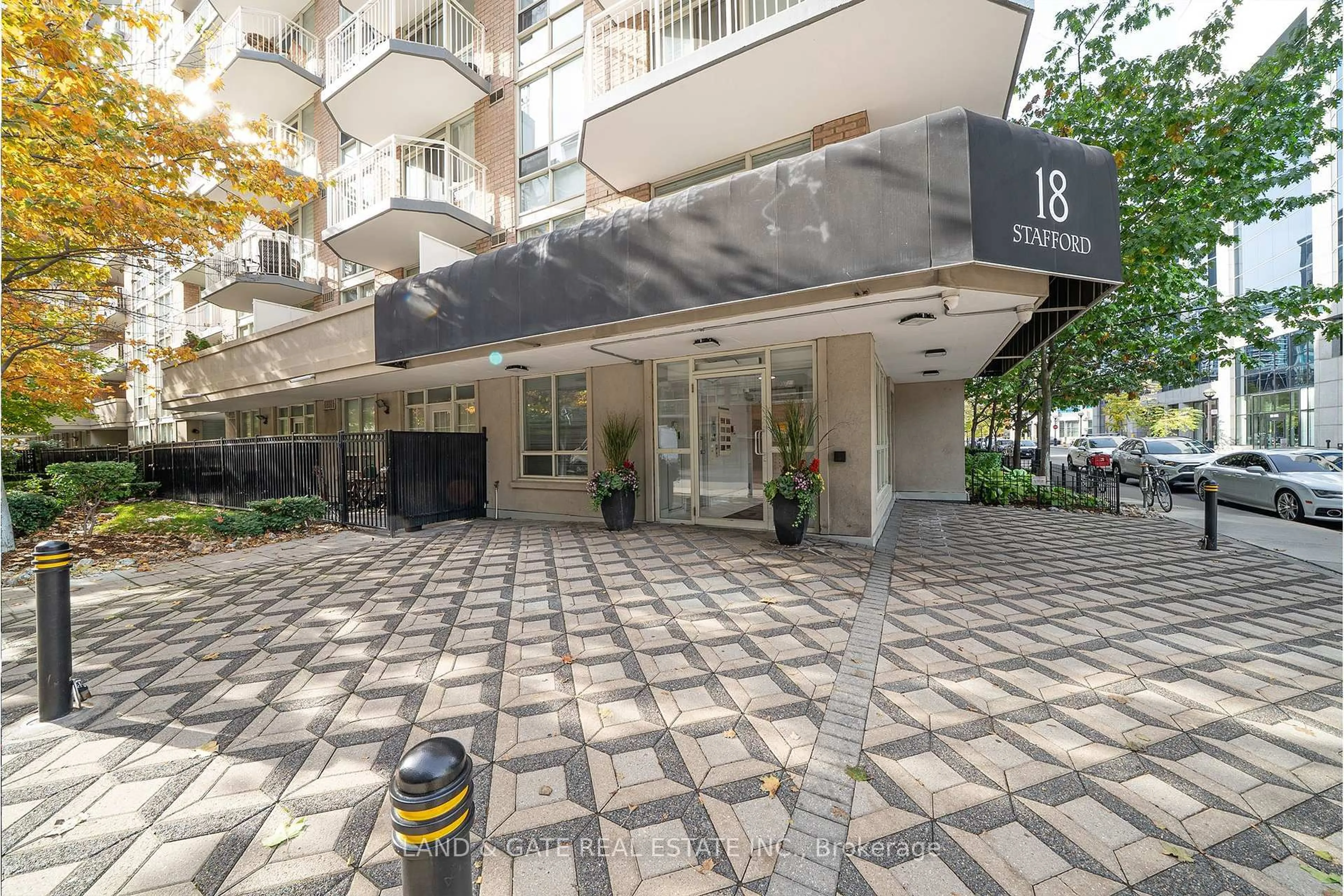 Indoor foyer for 18 Stafford St #202, Toronto Ontario M5V 3W4