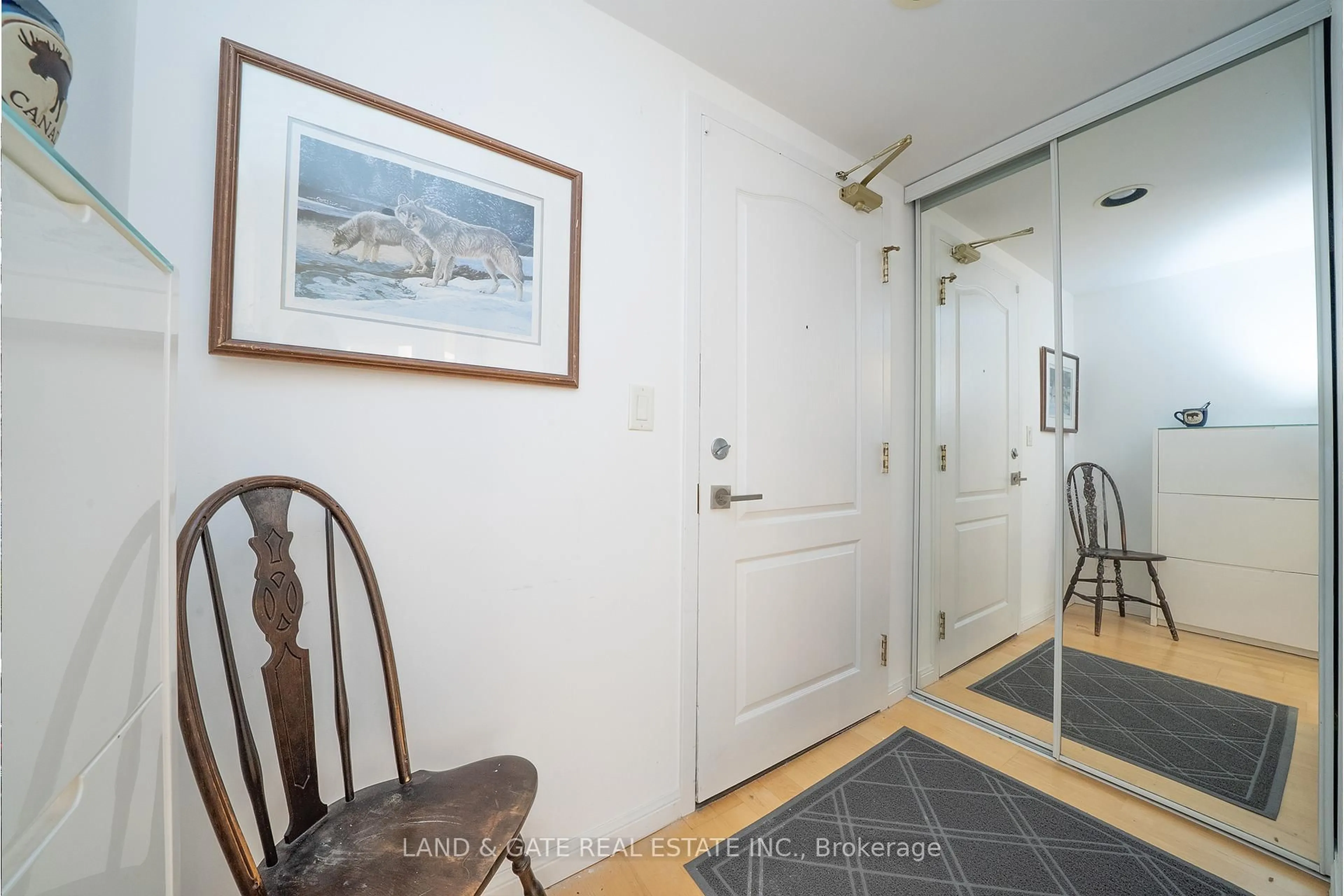 Indoor entryway for 18 Stafford St #202, Toronto Ontario M5V 3W4