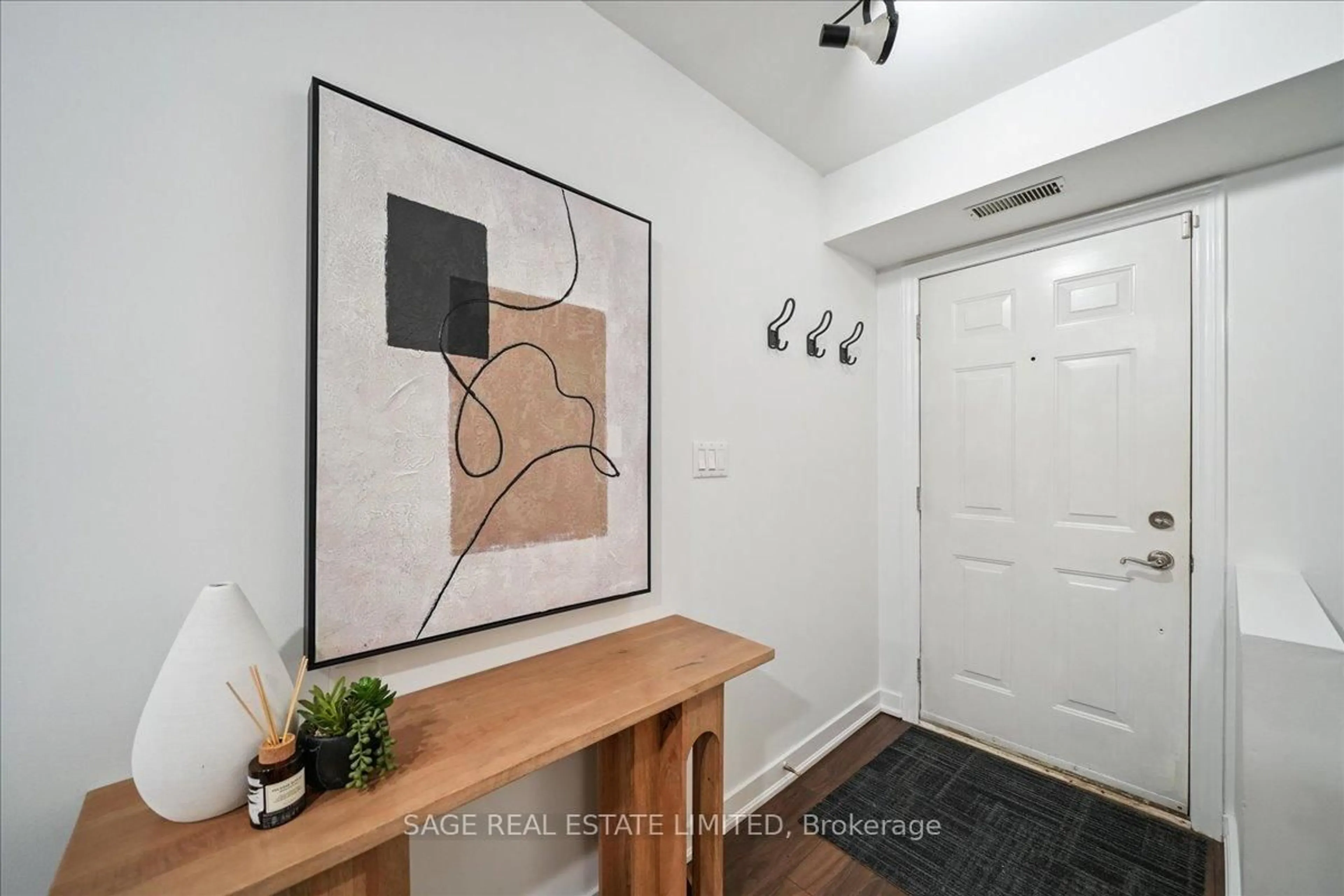 Indoor entryway for 208 Niagara St #73, Toronto Ontario M6J 3W5