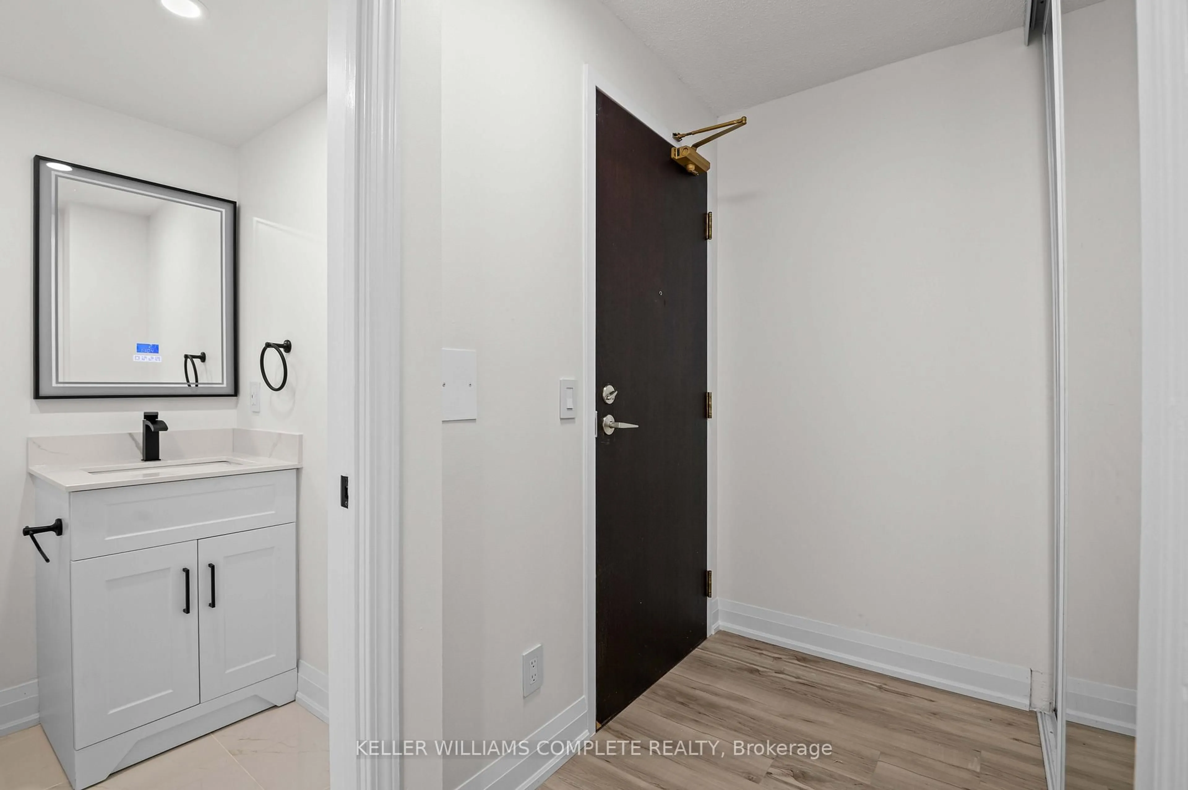 Indoor entryway for 30 GRAND TRUNK Cres #1110, Toronto Ontario M5J 3A4