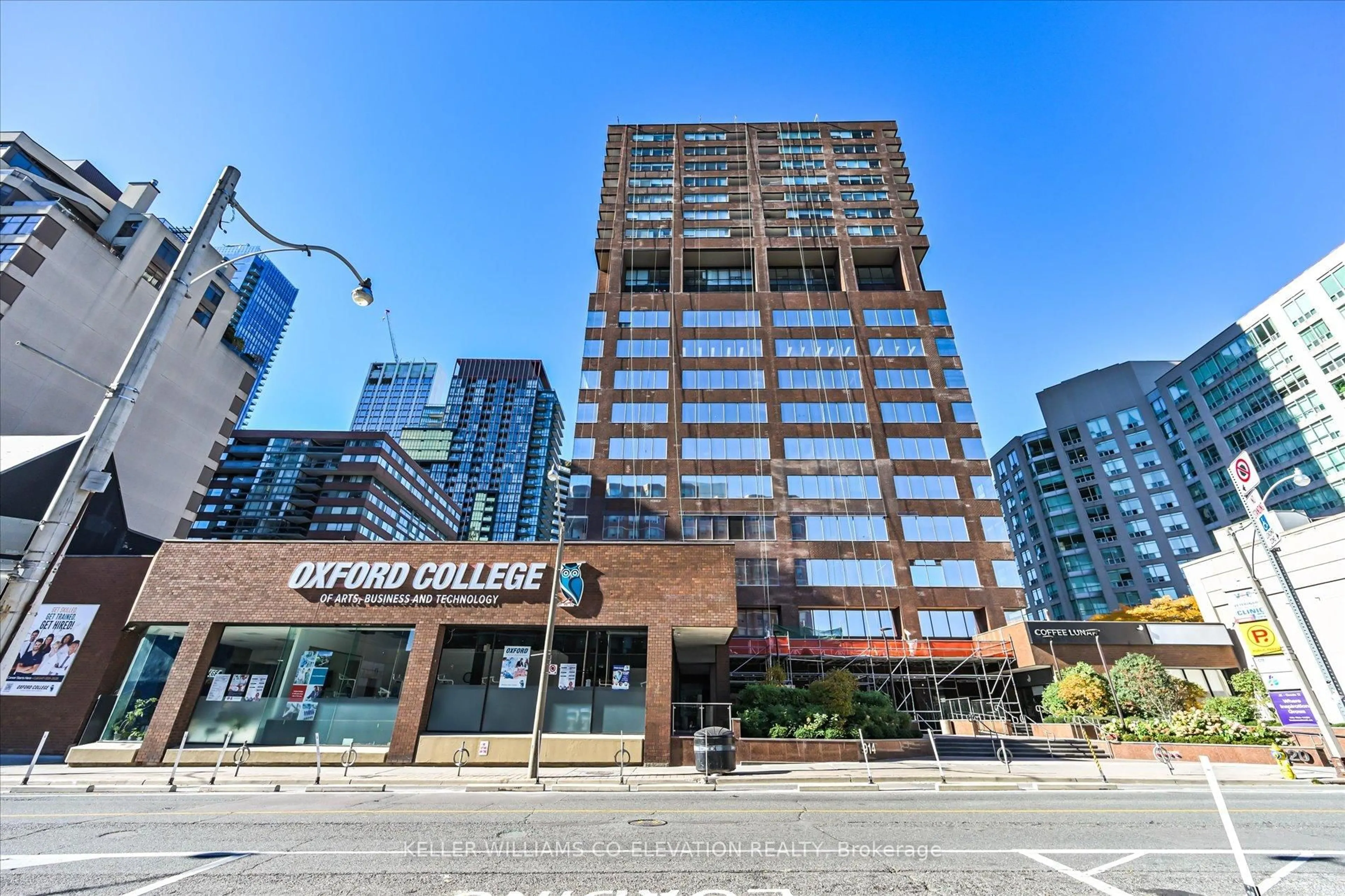 Indoor foyer for 914 Yonge St #1612, Toronto Ontario M4W 3C8
