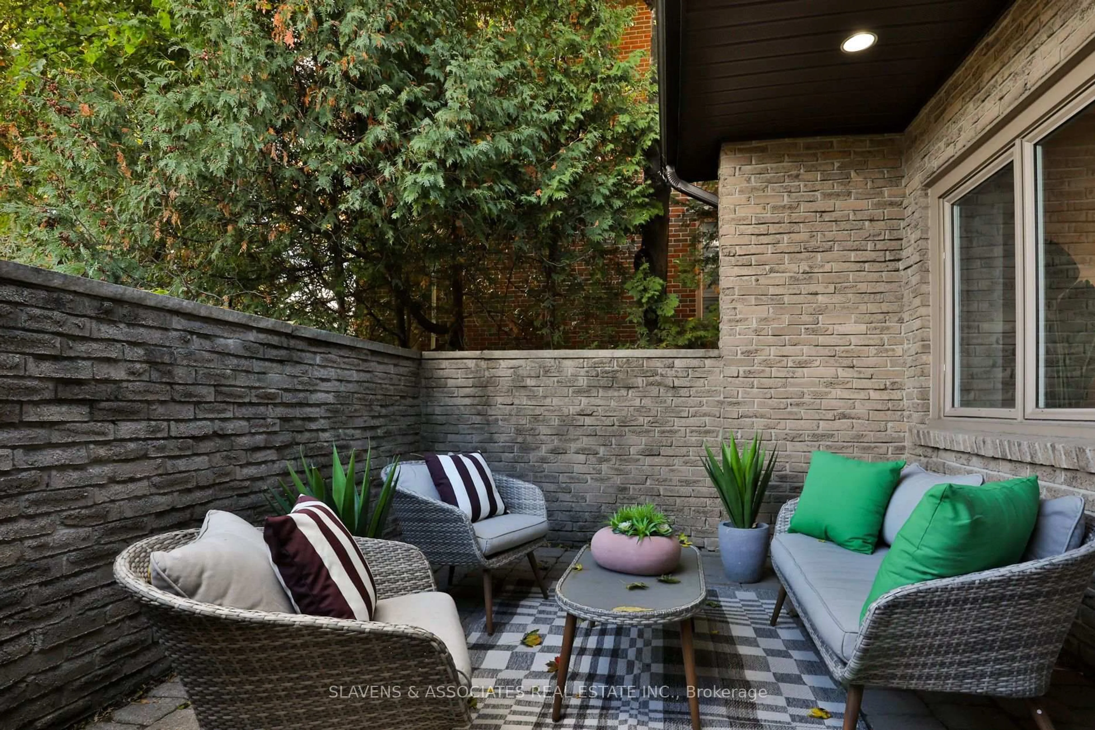 Patio, street for 32 Hillmount Ave, Toronto Ontario M6B 1X2