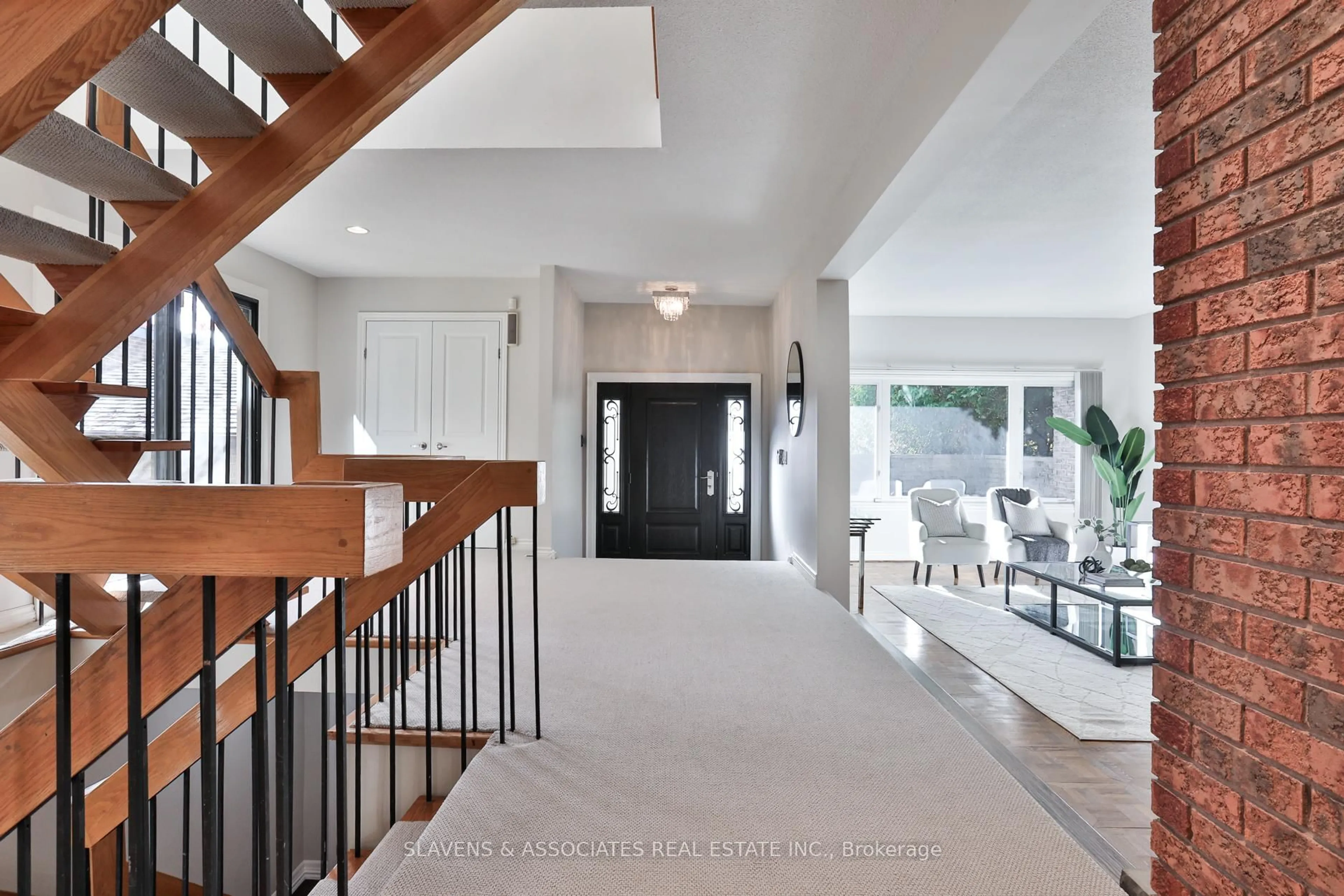 Indoor foyer for 32 Hillmount Ave, Toronto Ontario M6B 1X2