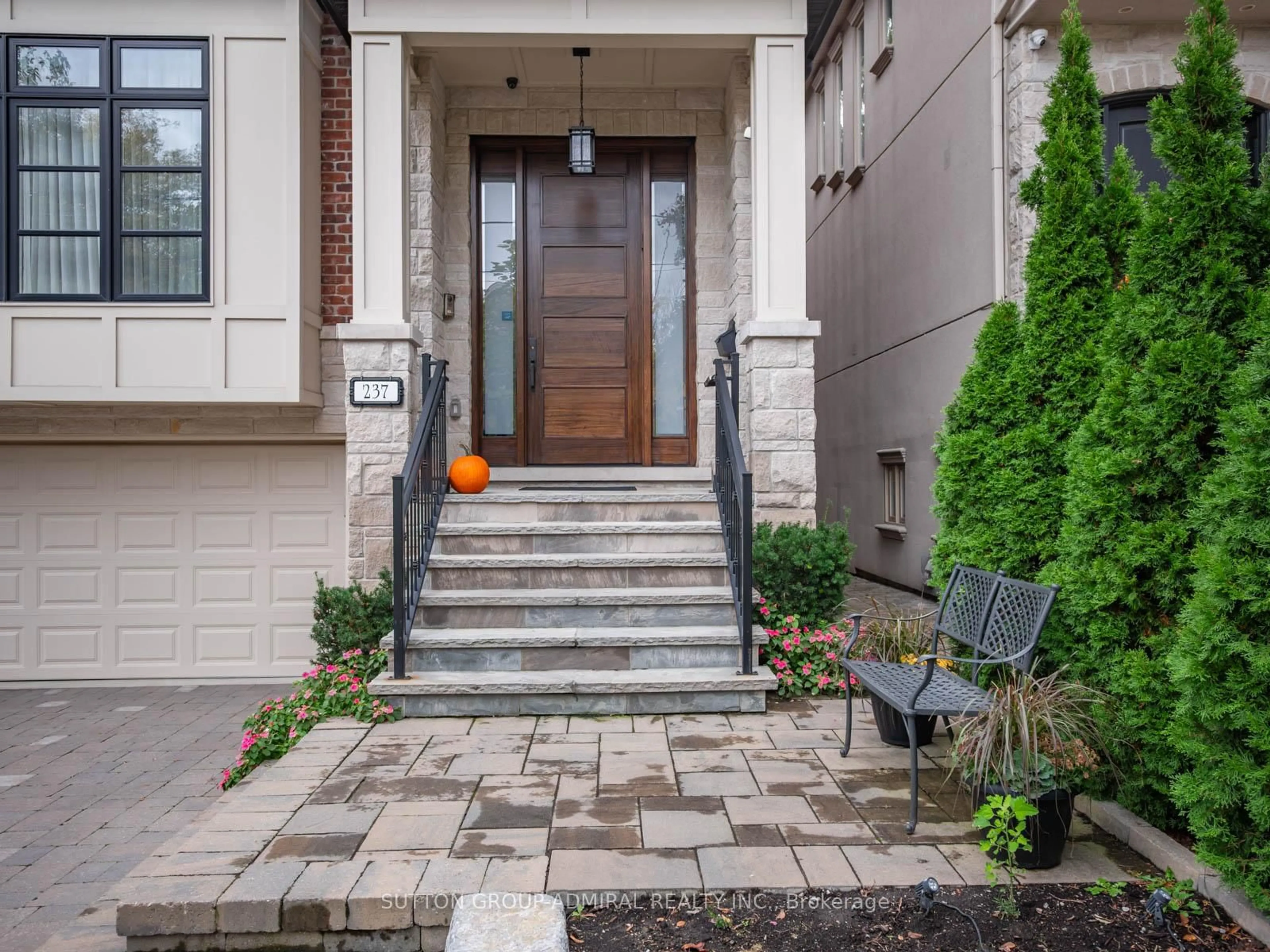 Indoor entryway for 237 Joicey Blvd, Toronto Ontario M5M 2V6