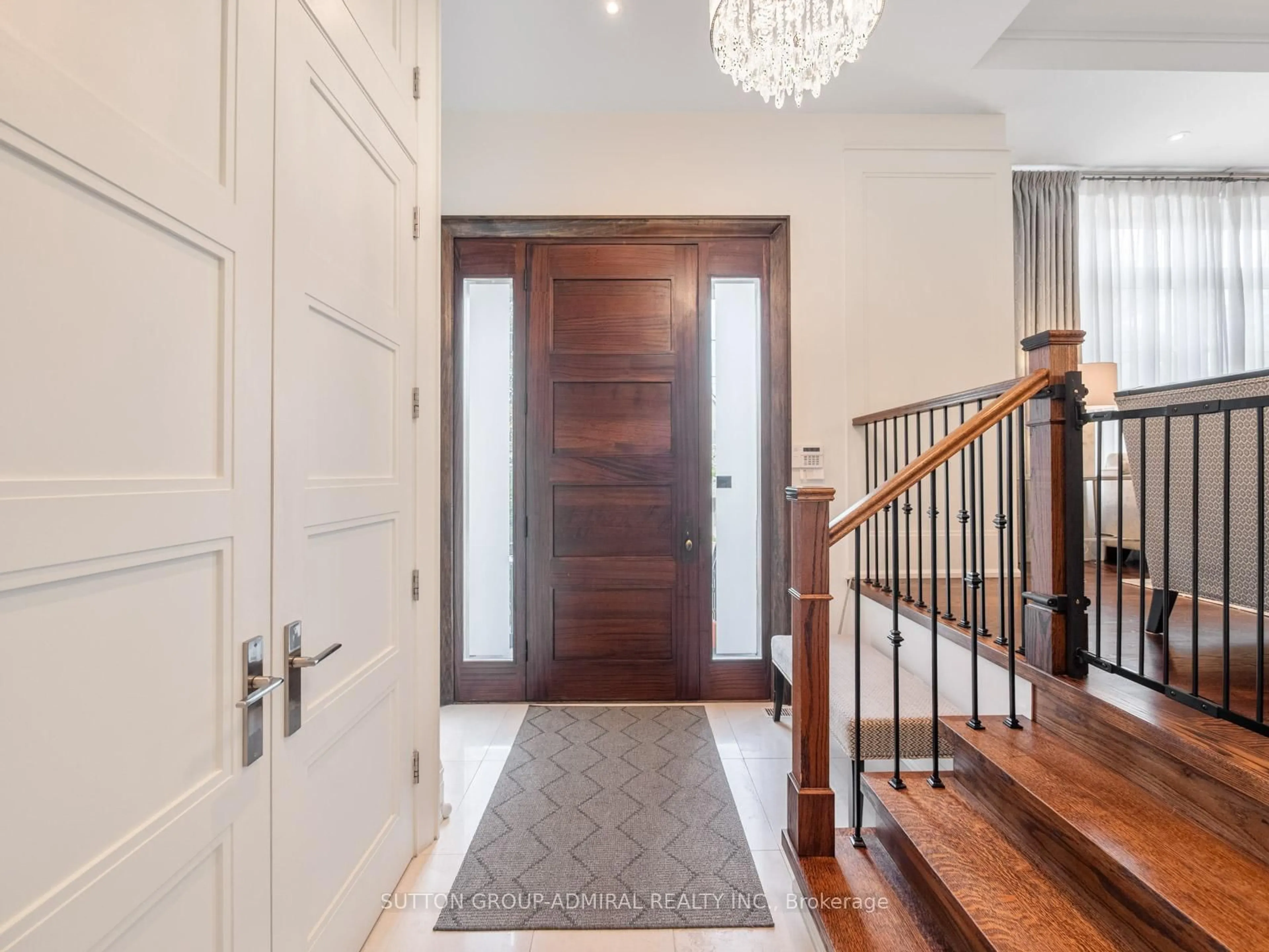 Indoor entryway for 237 Joicey Blvd, Toronto Ontario M5M 2V6