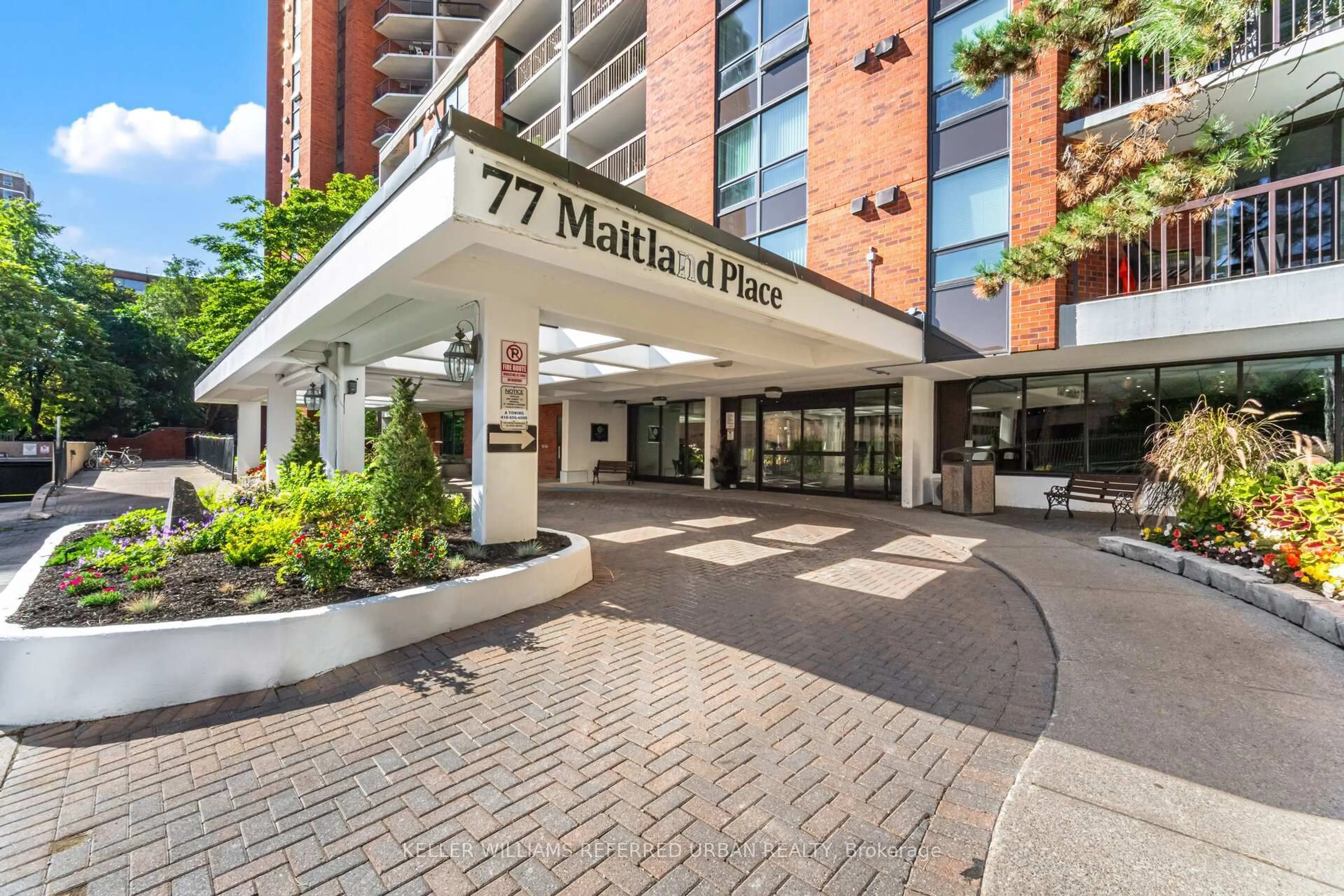 Indoor foyer for 77 Maitland Pl #107, Toronto Ontario M4Y 2V6