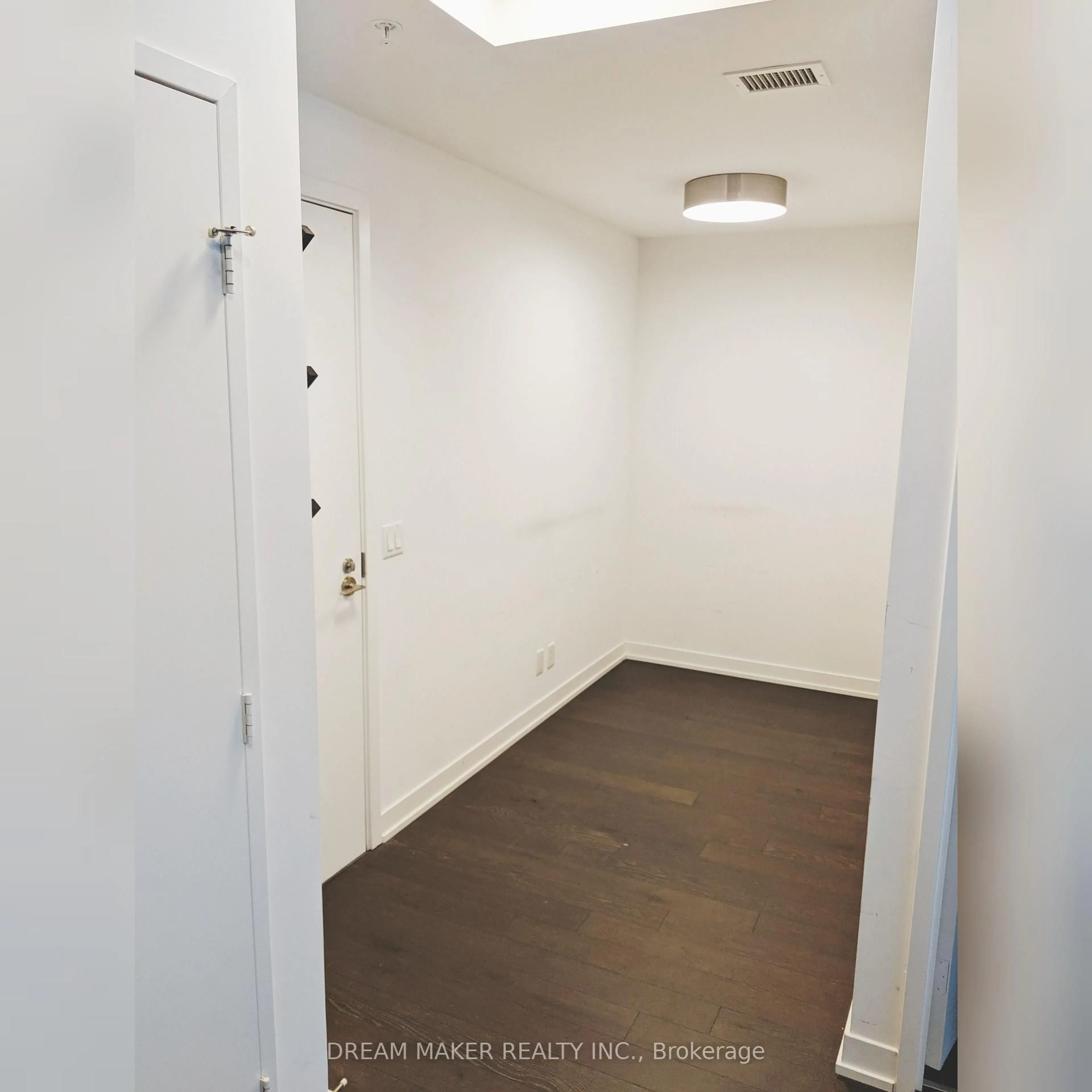 A pic of a room for 455 Front St #4, Toronto Ontario M5A 0G2