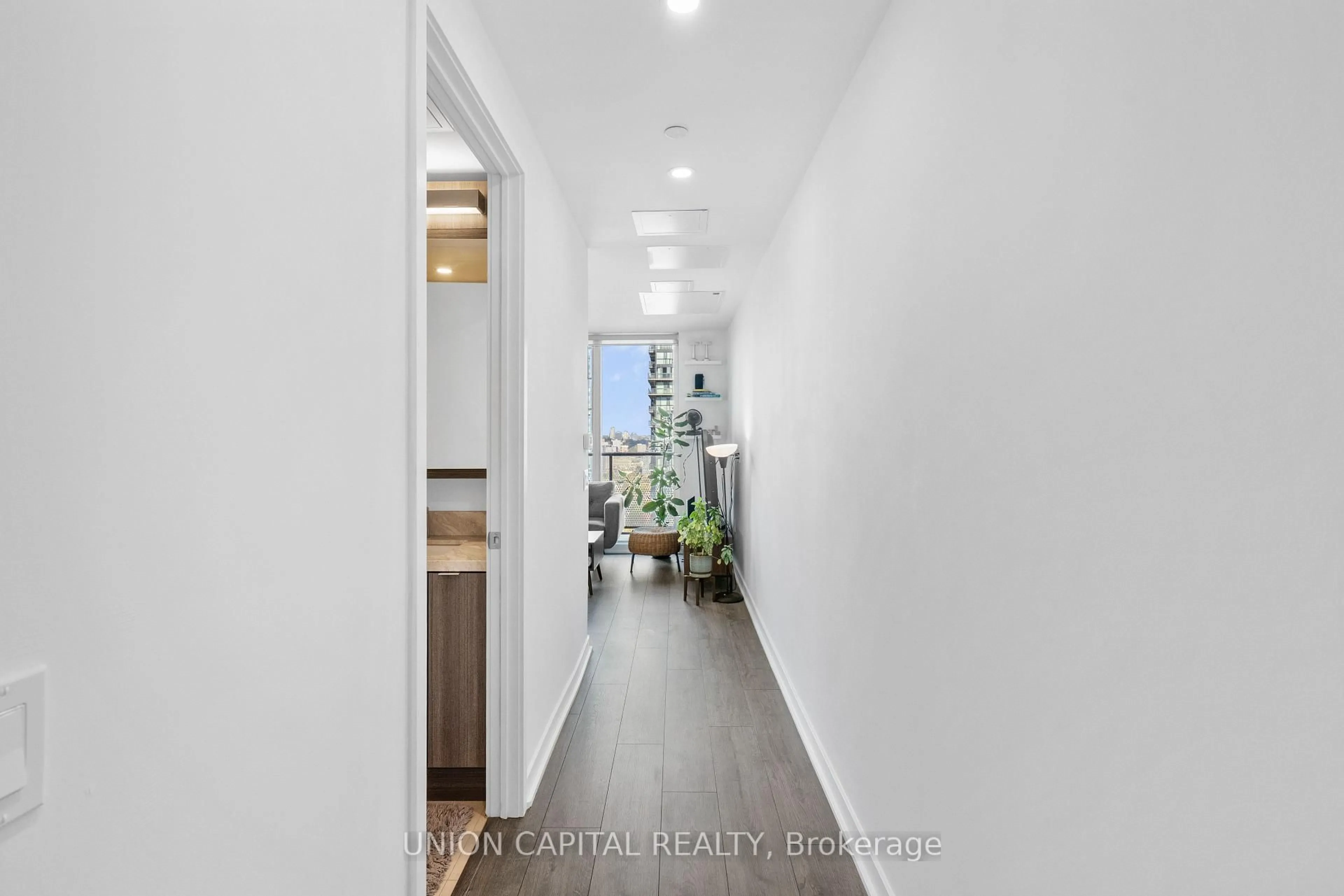 Indoor entryway for 115 Blue Jays Way #4209, Toronto Ontario M5V 0N4