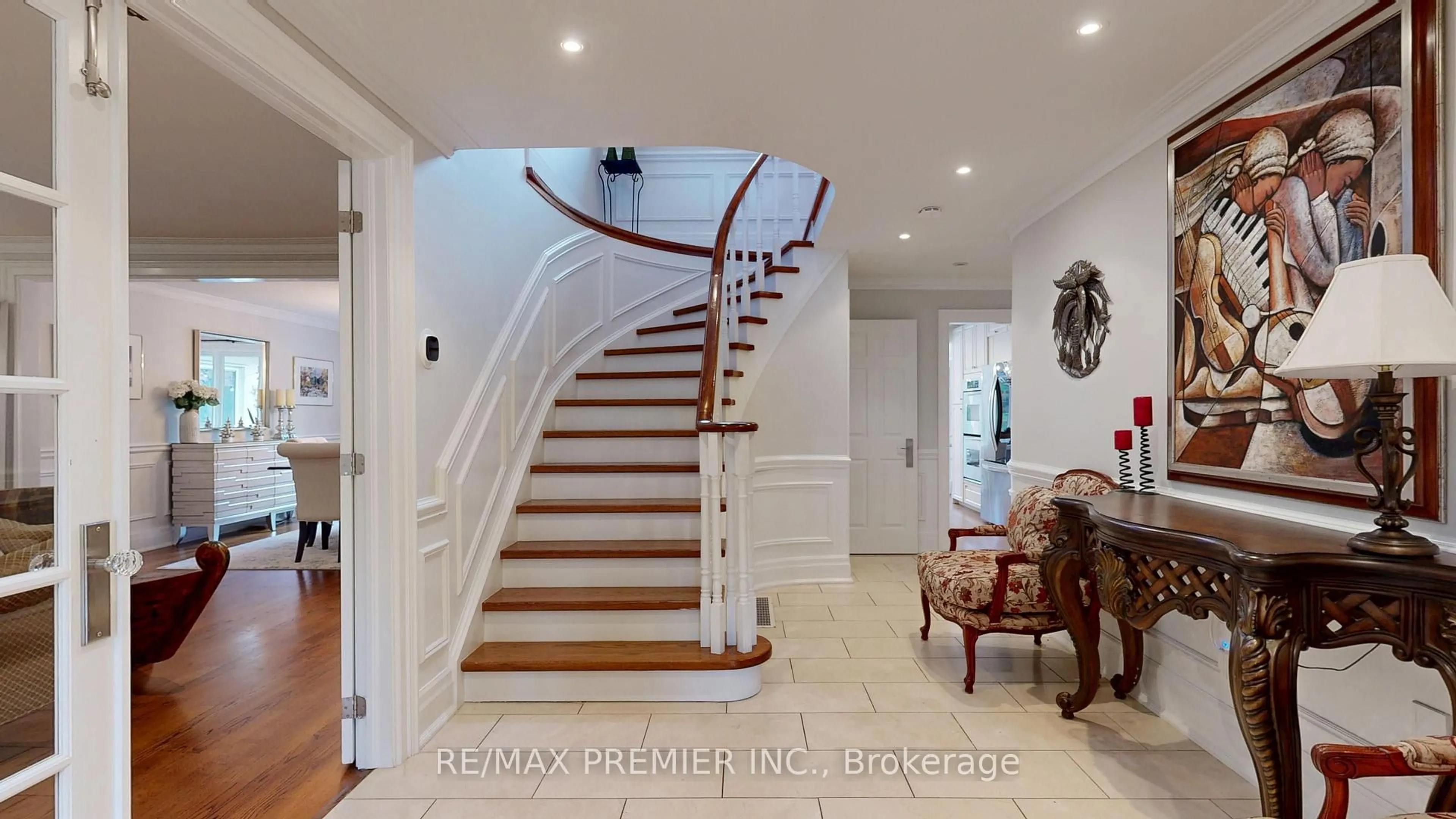 Indoor entryway for 12 Chipstead Rd, Toronto Ontario M3B 3E6