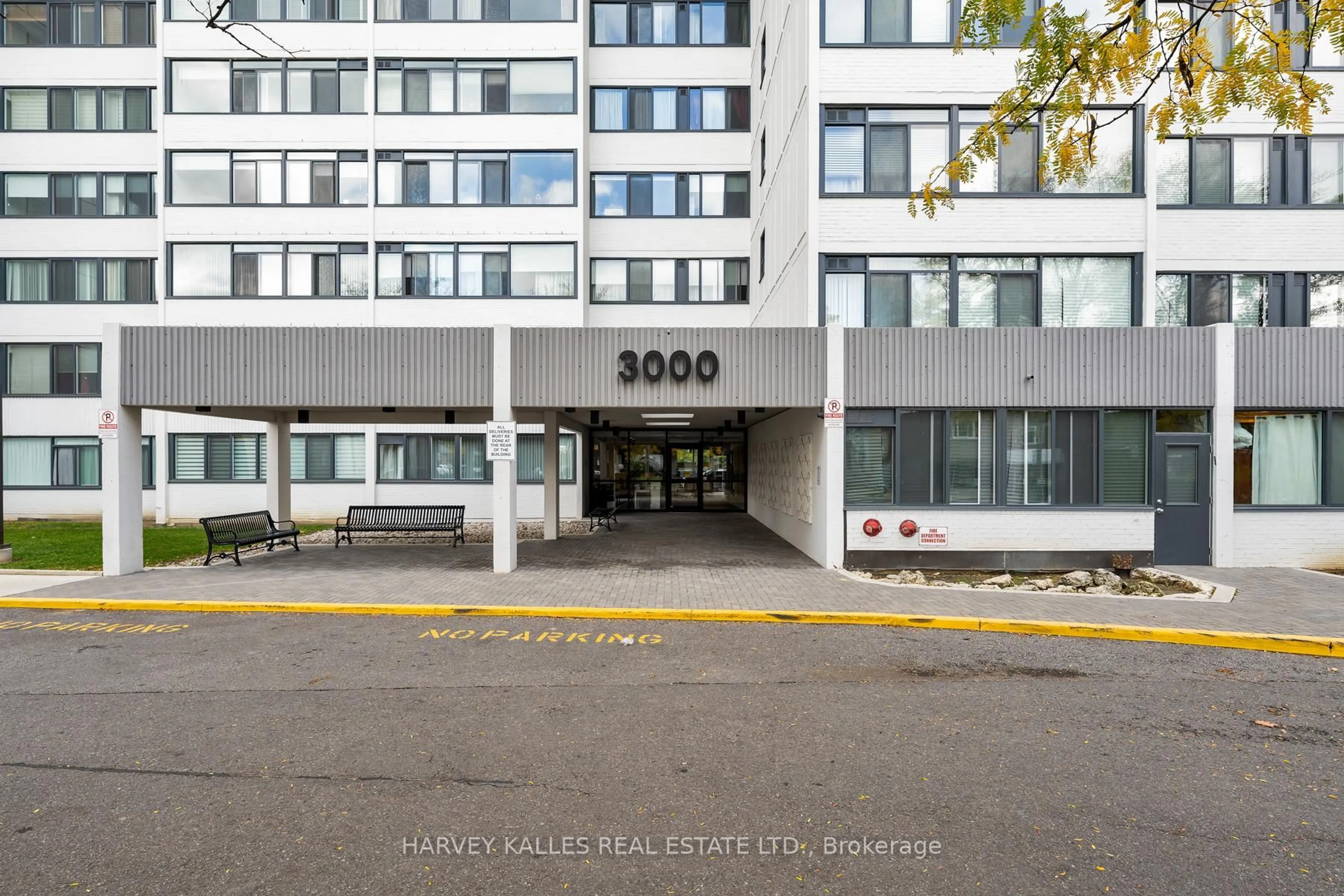 Indoor foyer for 3000 Bathurst St #1111, Toronto Ontario M6B 3B4