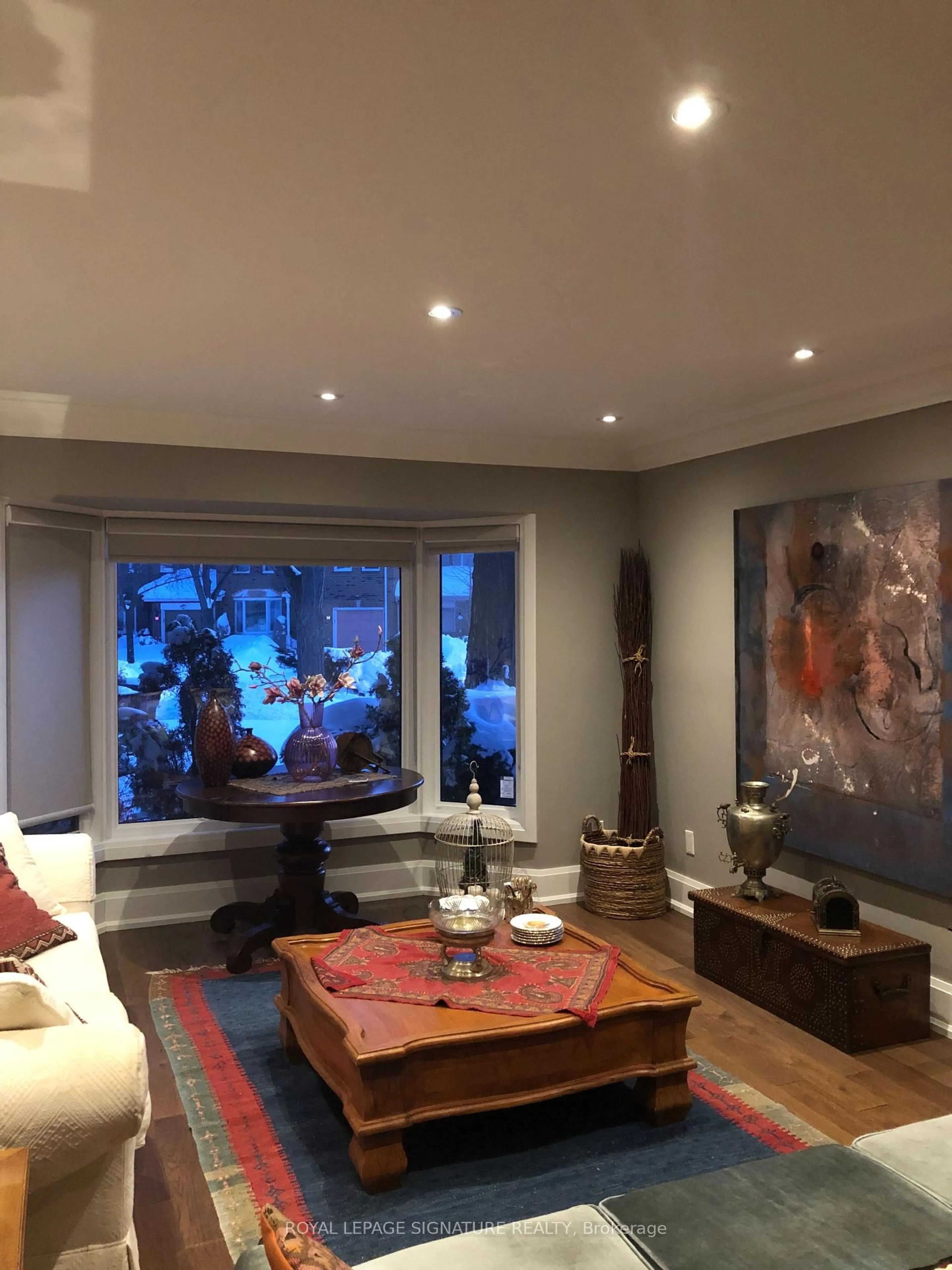 Living room with furniture, wood/laminate floor for 30 Chiswell Cres, Toronto Ontario M2N 6E1
