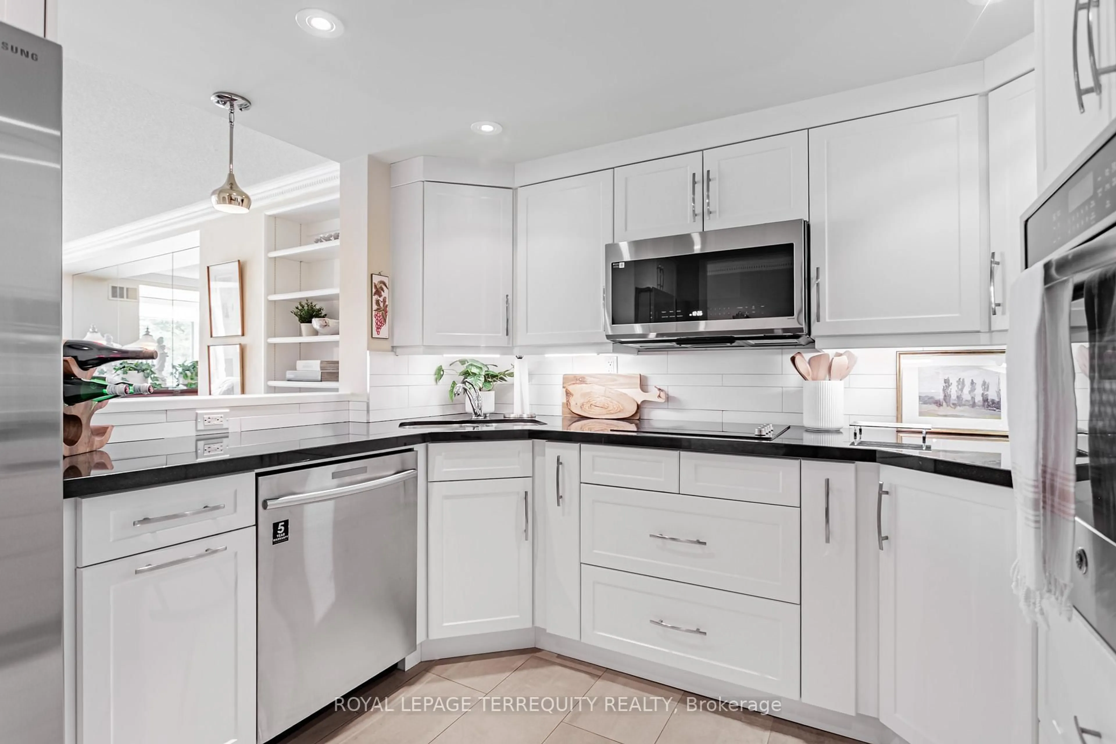 Contemporary kitchen, ceramic/tile floor for 225 Davenport Rd #605, Toronto Ontario M5R 3R2