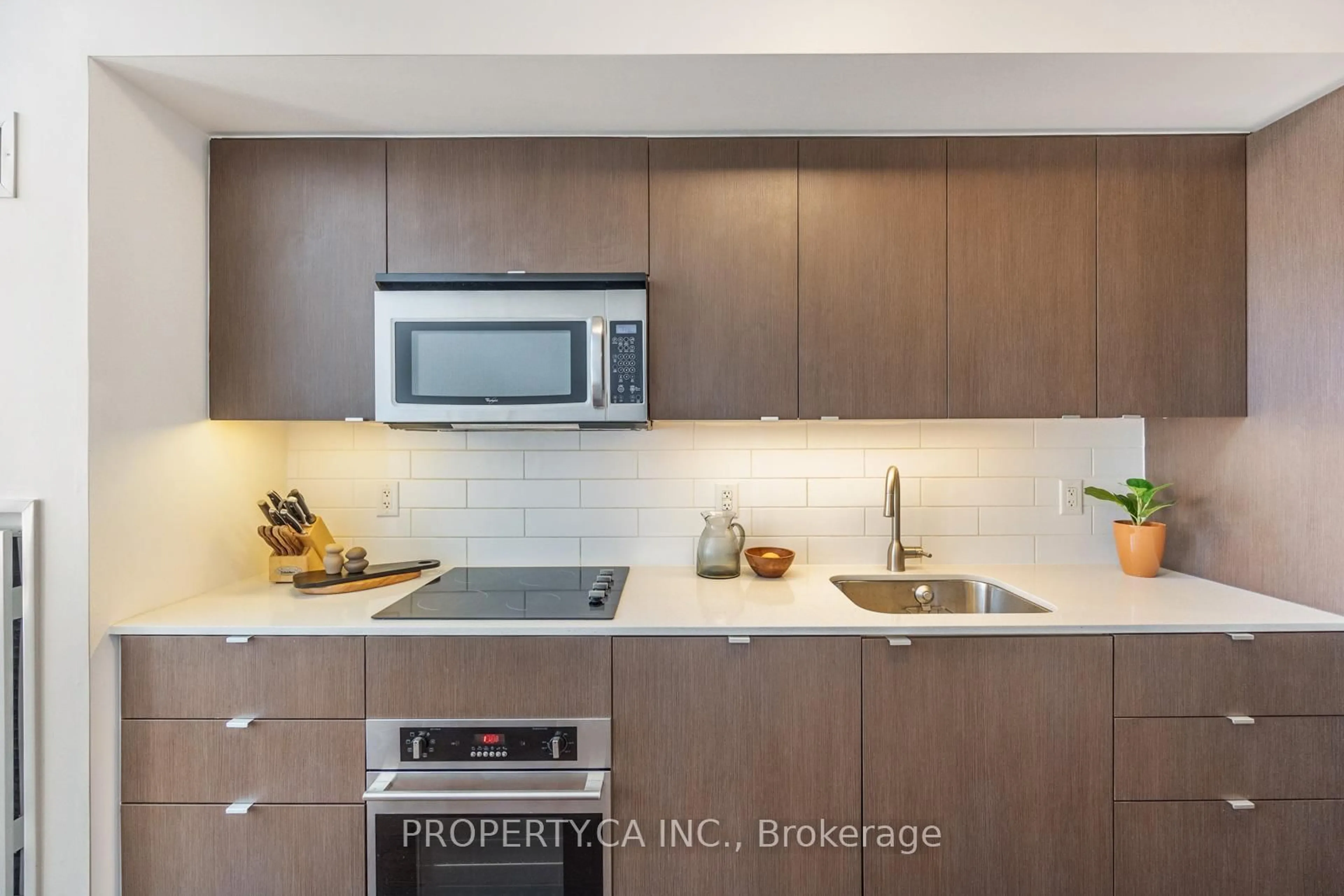 Standard kitchen, unknown for 5 Hanna Ave #329, Toronto Ontario M6K 0B3