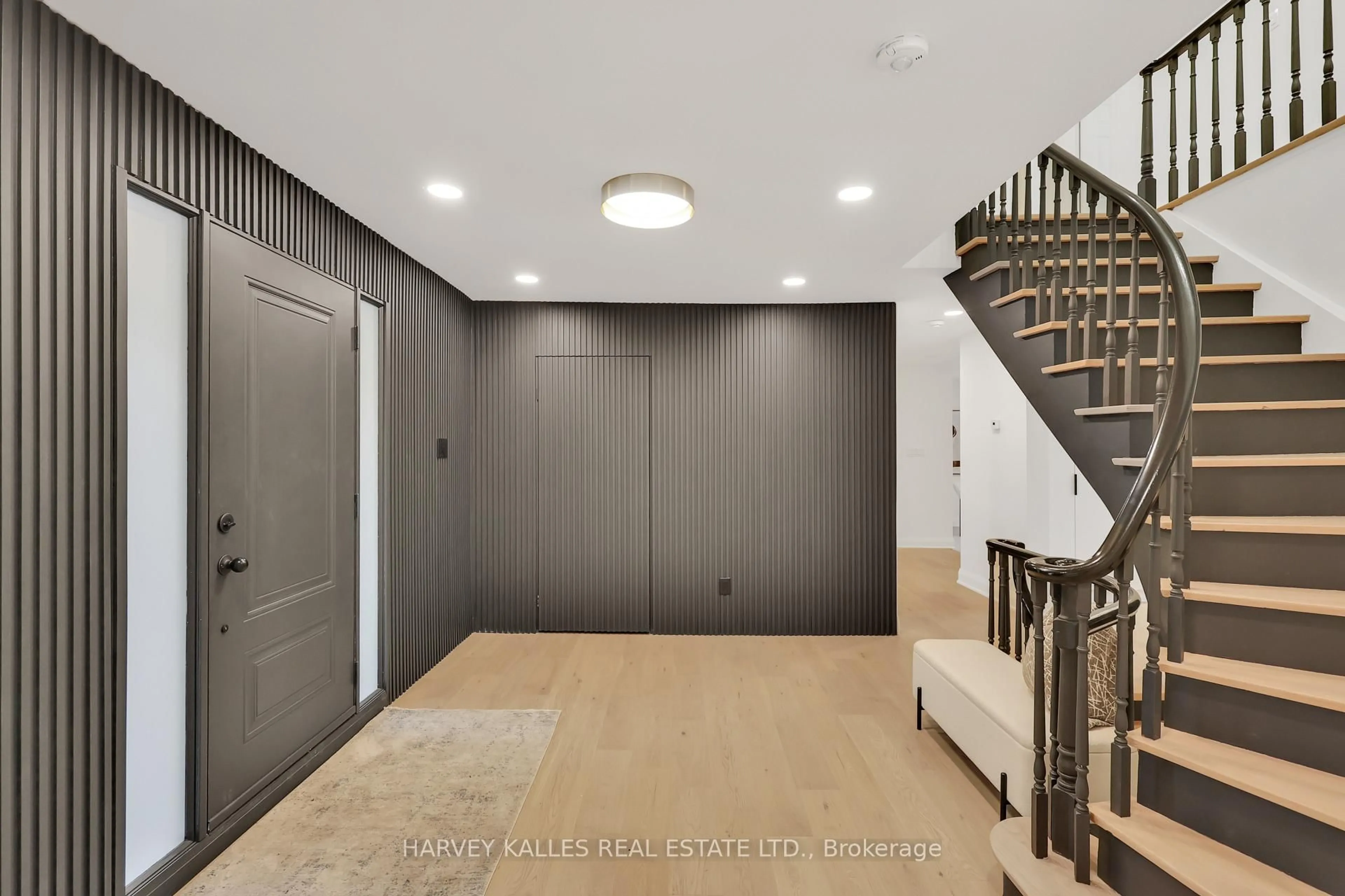 Indoor foyer for 40 Rondeau Dr, Toronto Ontario M2H 1R7
