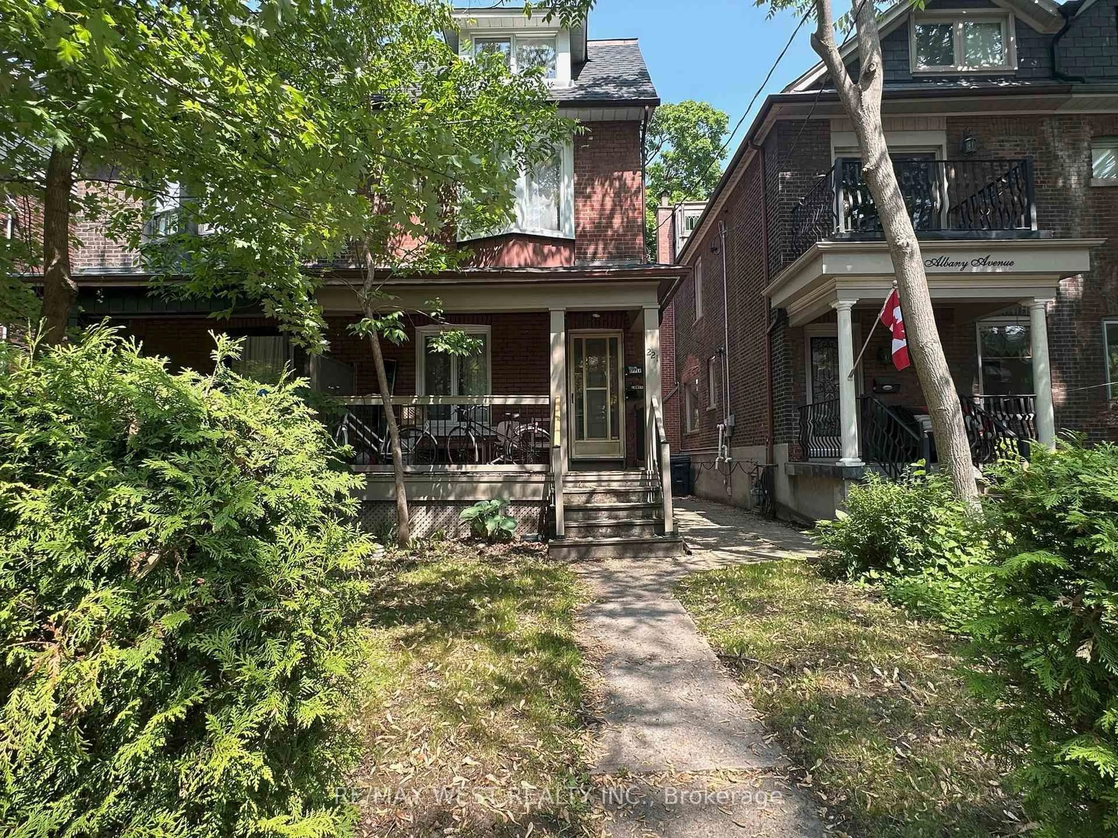 A pic from outside/outdoor area/front of a property/back of a property/a pic from drone, street for 221 Albany Ave, Toronto Ontario M5R 3C7