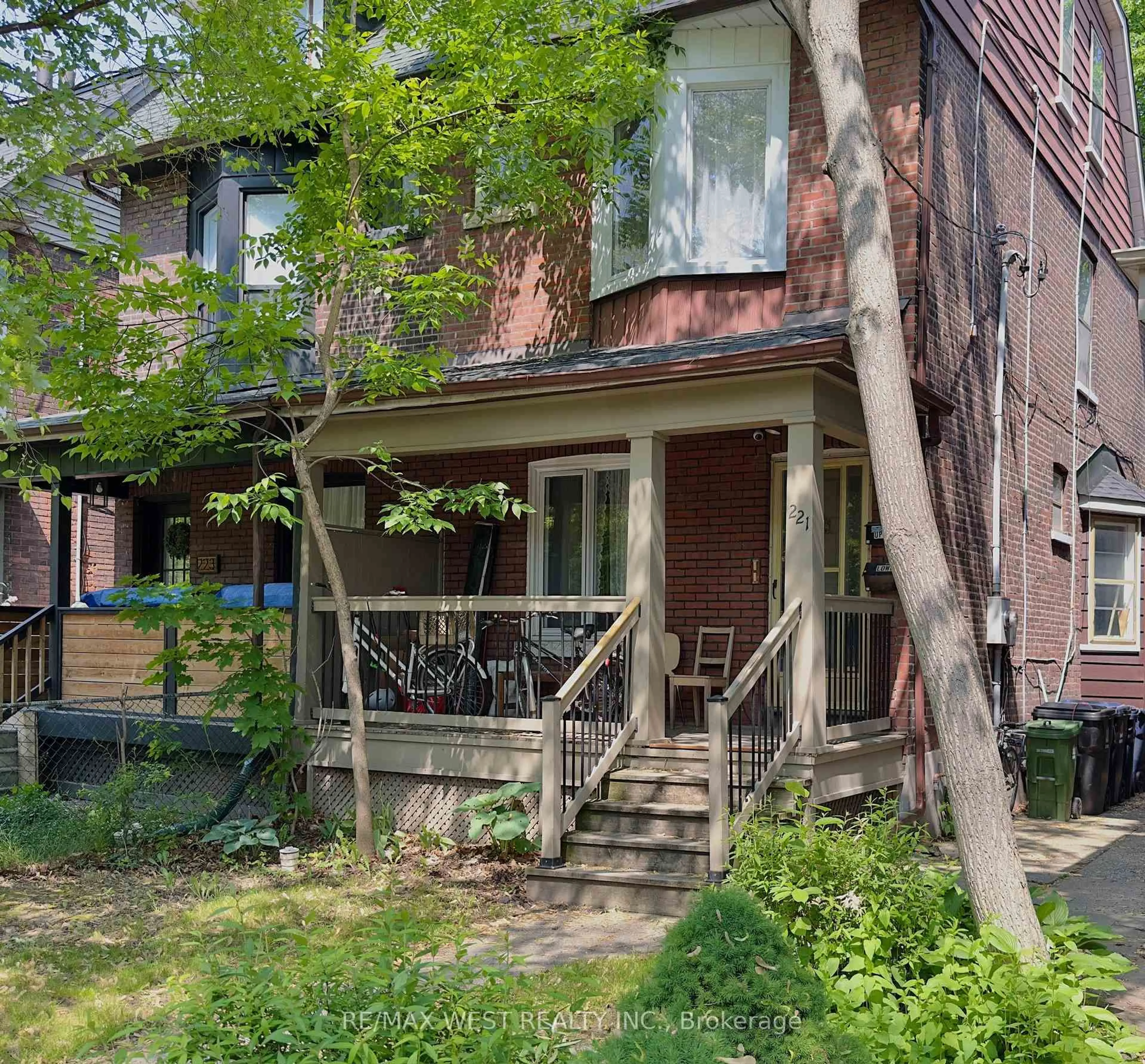 Unknown for 221 Albany Ave, Toronto Ontario M5R 3C7